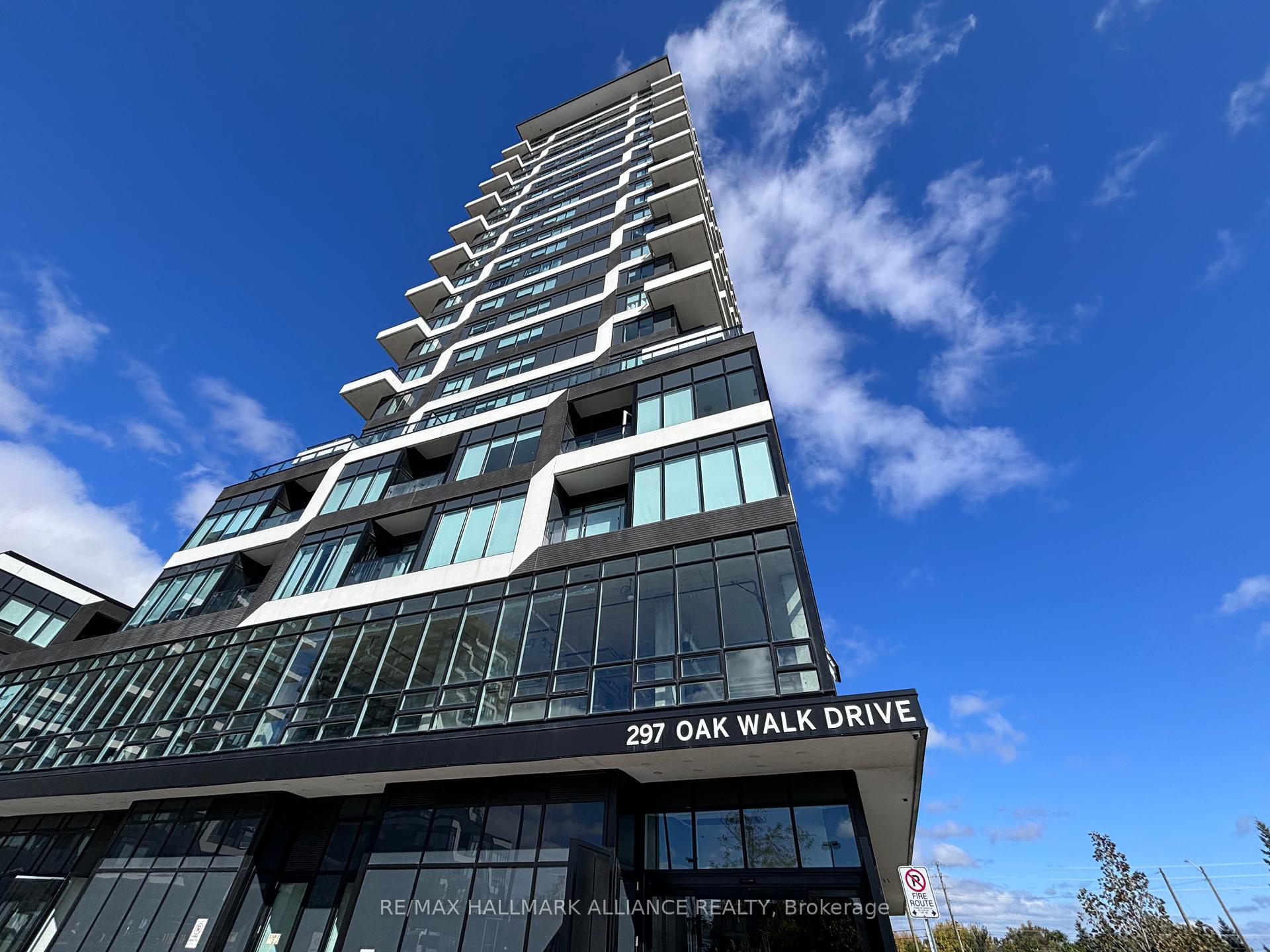 2 Bedrooms Condo at 297 Oak Walk, Oakville For sale