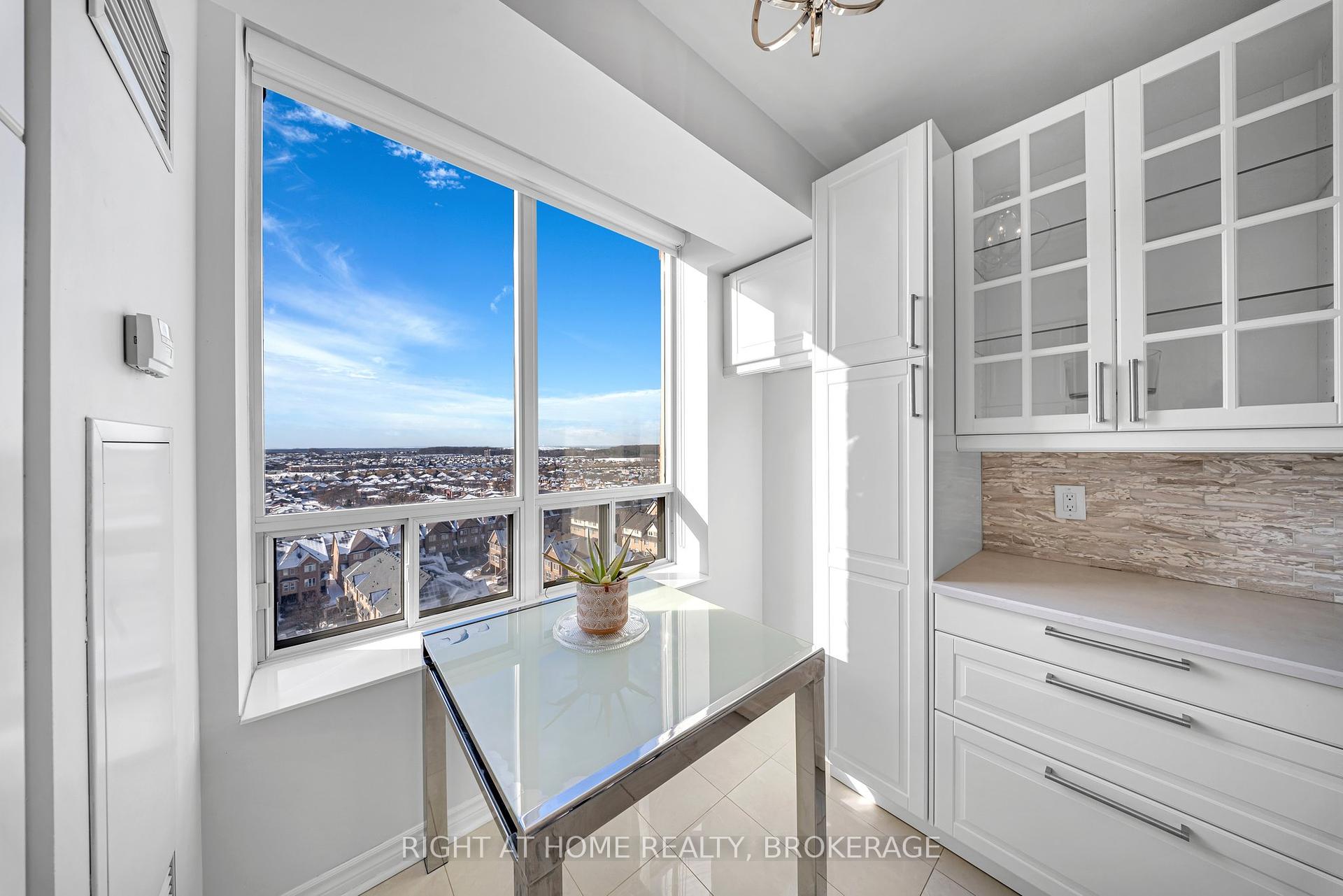 2 Bedrooms Condo at 55 STRATHAVEN, Mississauga For sale