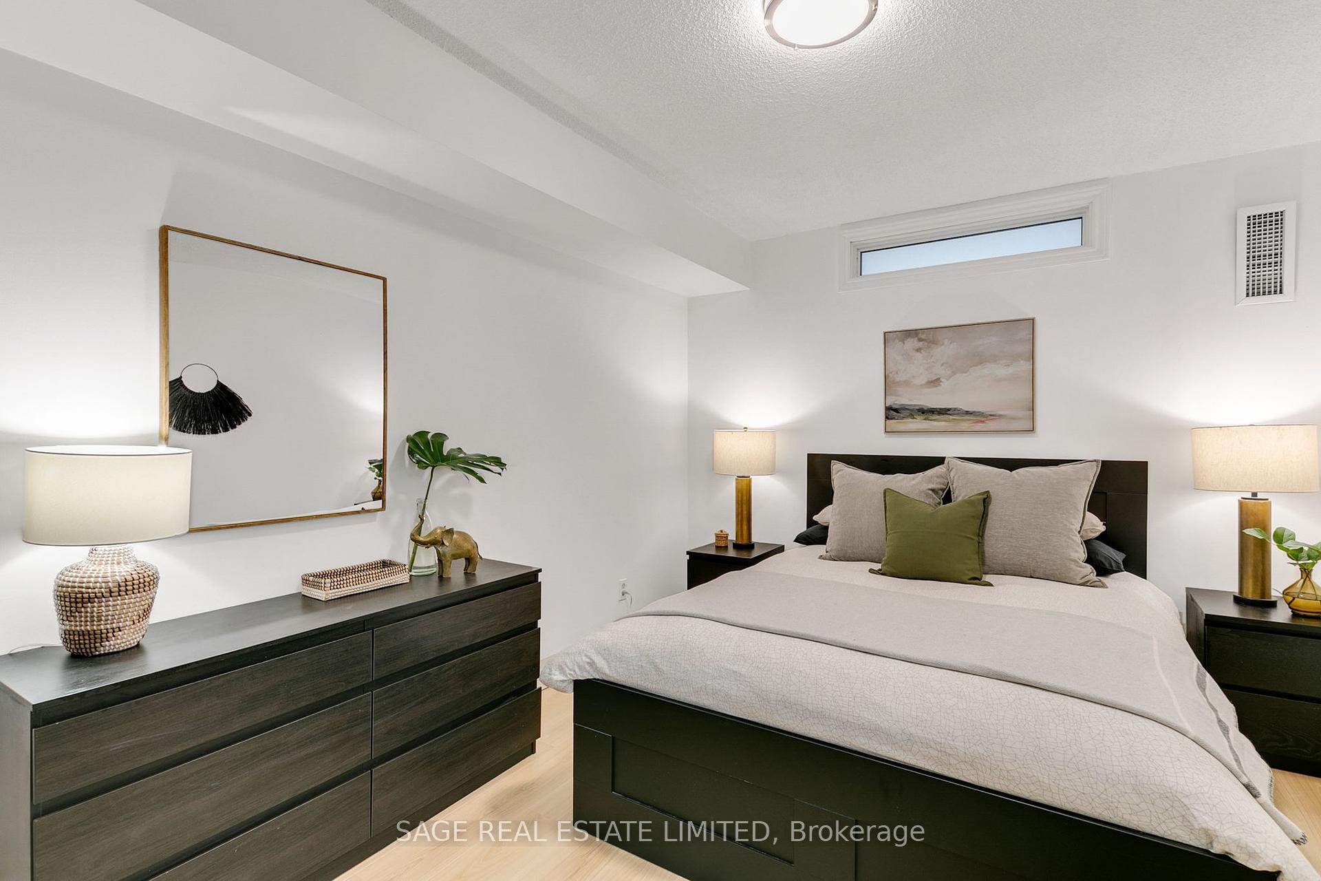 2 Bedrooms Condo at 15 Maitland, Toronto For sale