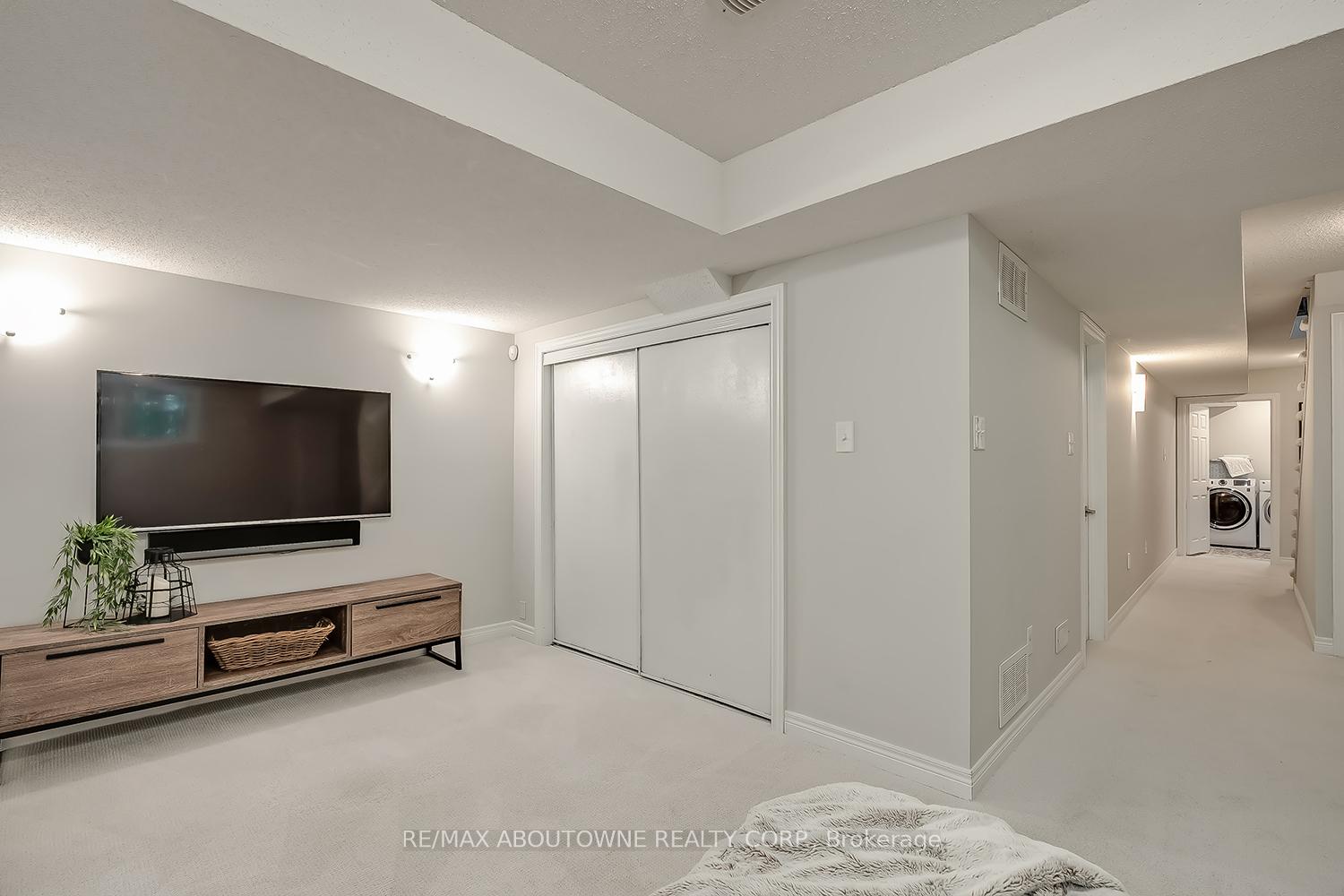 3 Bedrooms Condo at 233 Duskywing, Oakville For sale
