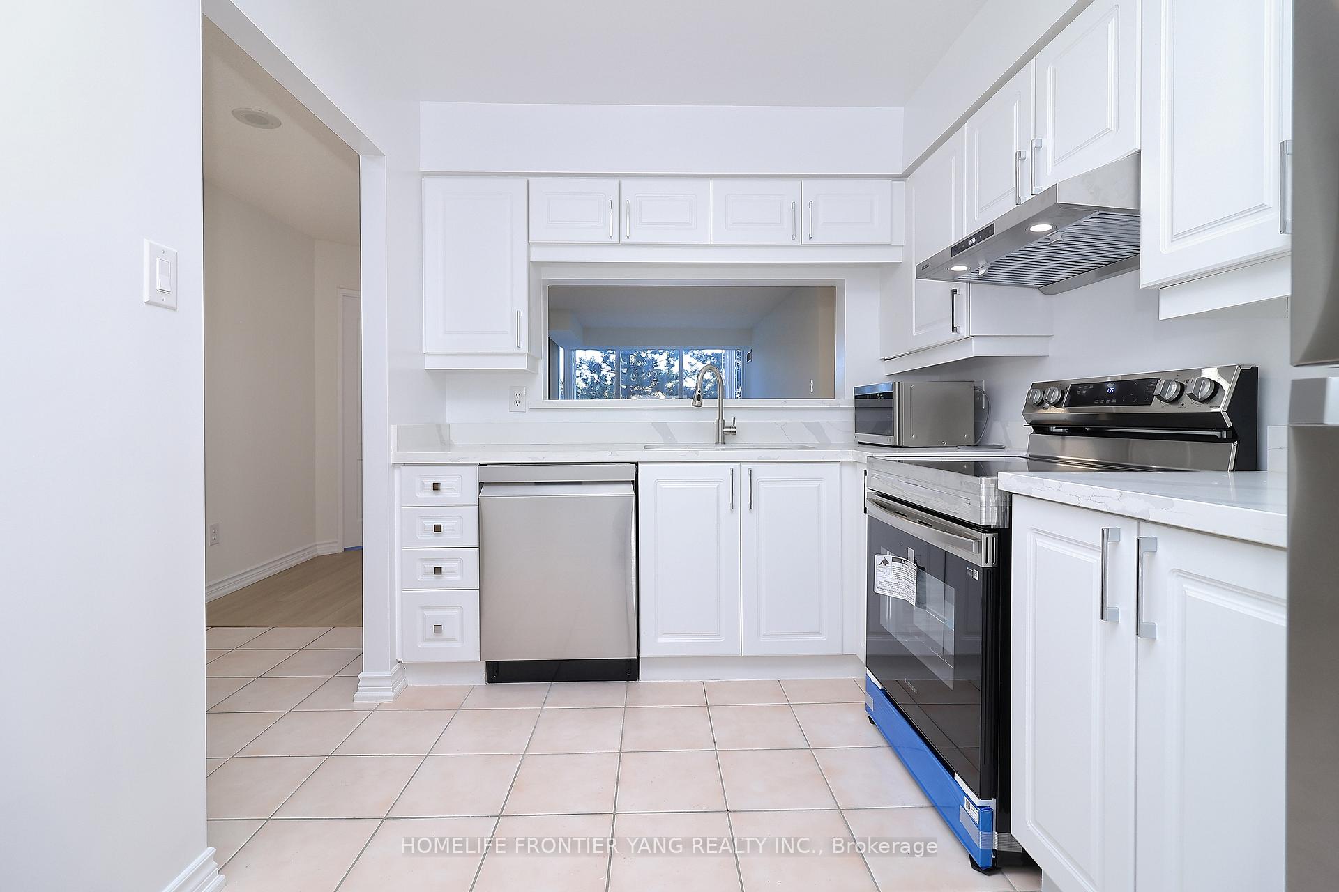 2 Bedrooms Condo at 11 Townsgate, Vaughan For sale