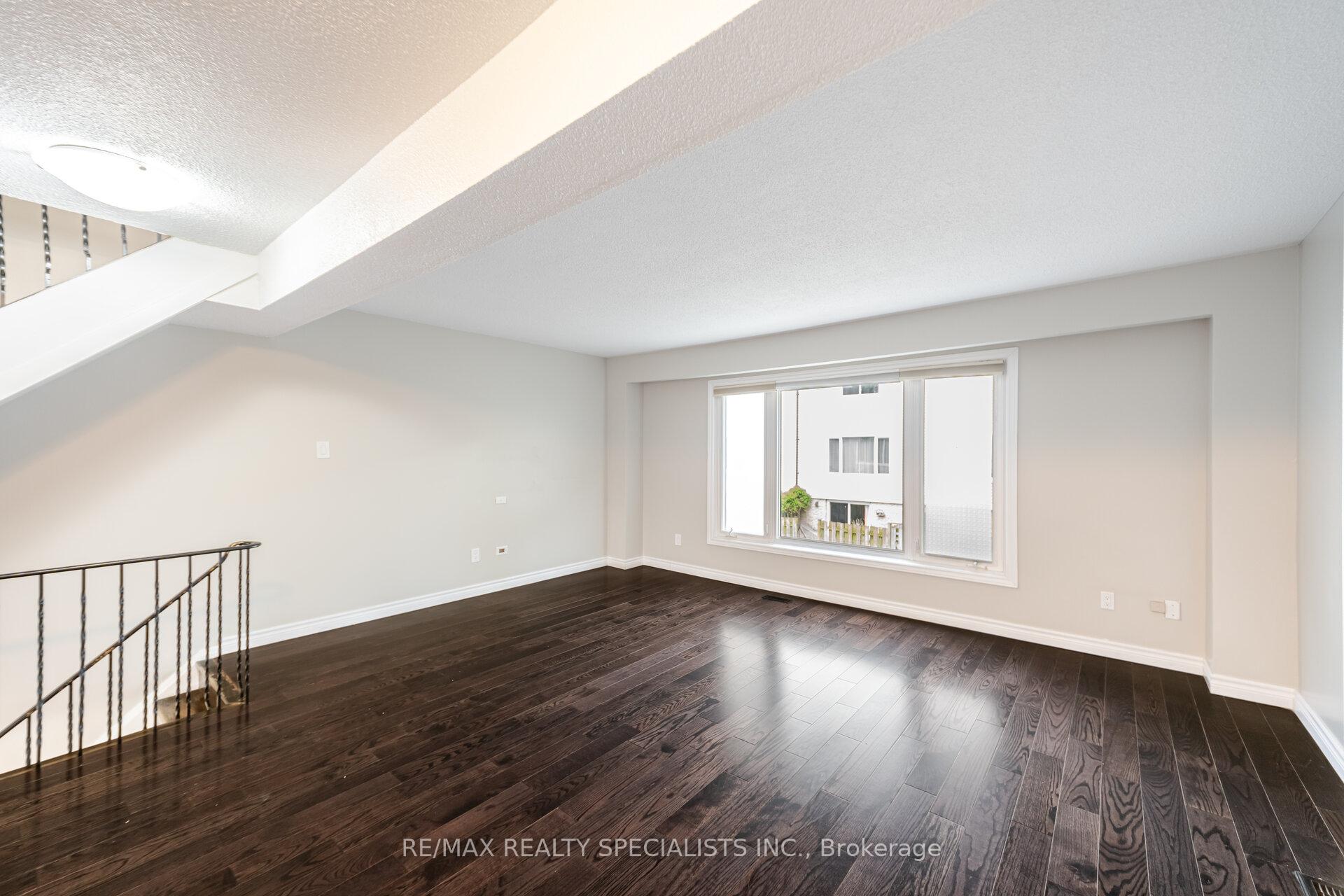 3 Bedrooms Condo at 2440 Bromsgrove, Mississauga For sale