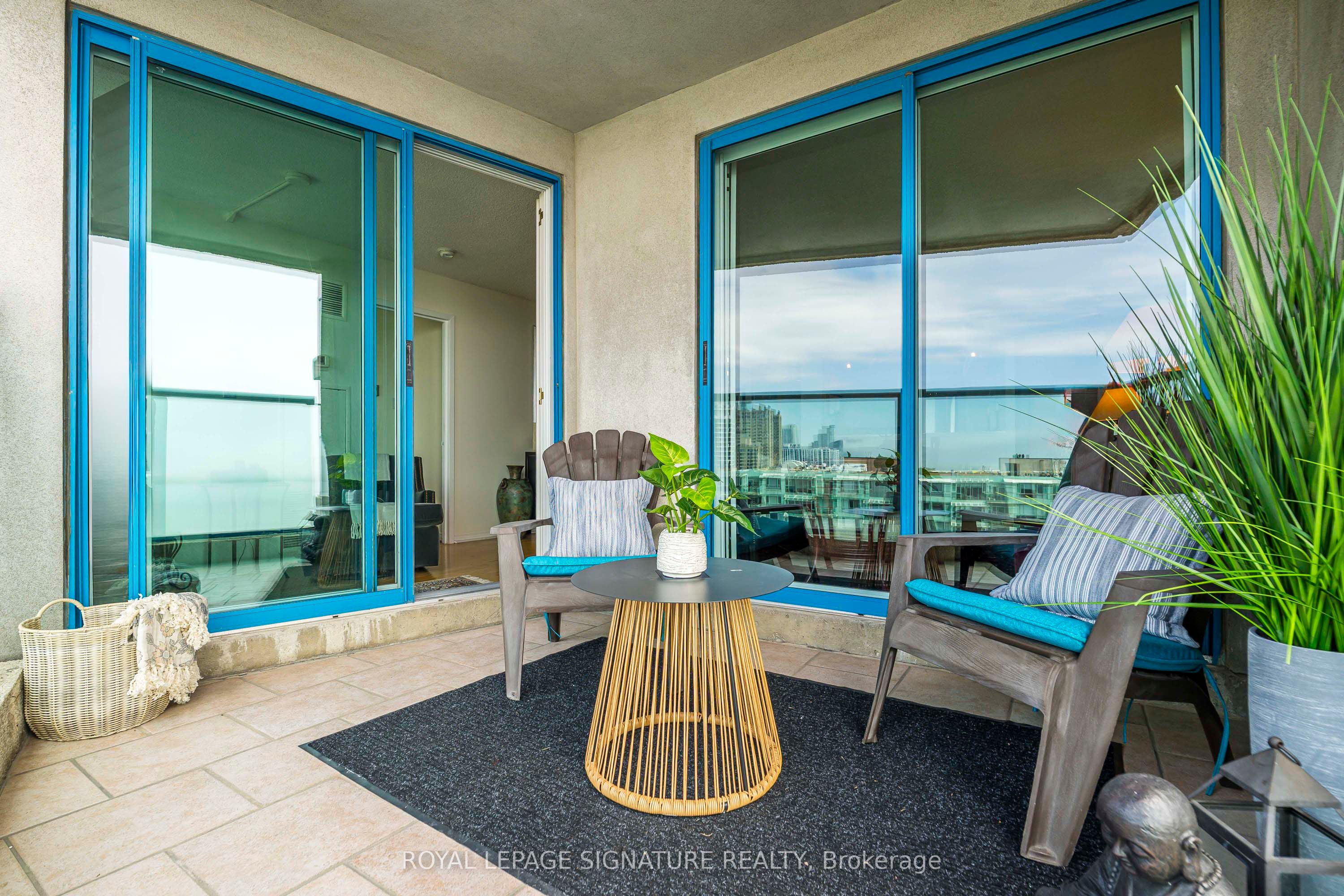 99 Harbour Square, #1812