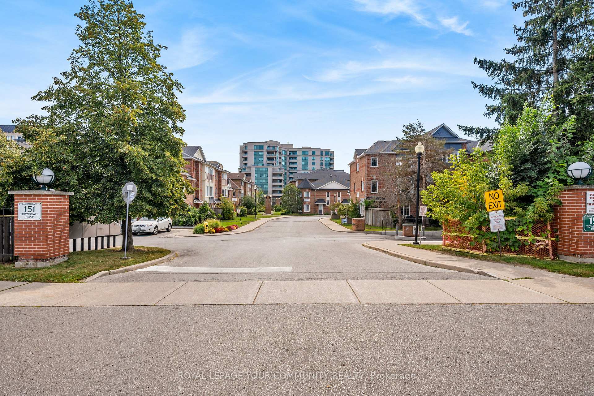 3 Bedrooms Condo at 151 Townsgate,  Vaughan For sale