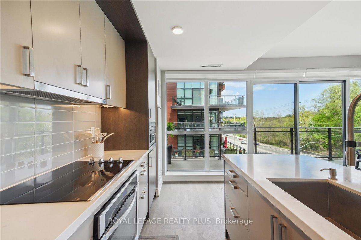 2 Bedrooms Condo at 1575 Lakeshore, Mississauga For sale