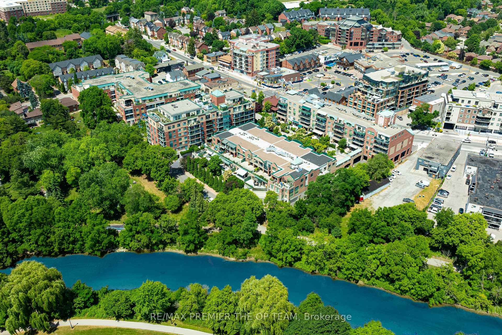 2 Bedrooms Condo at 121 Woodbridge, Vaughan For sale
