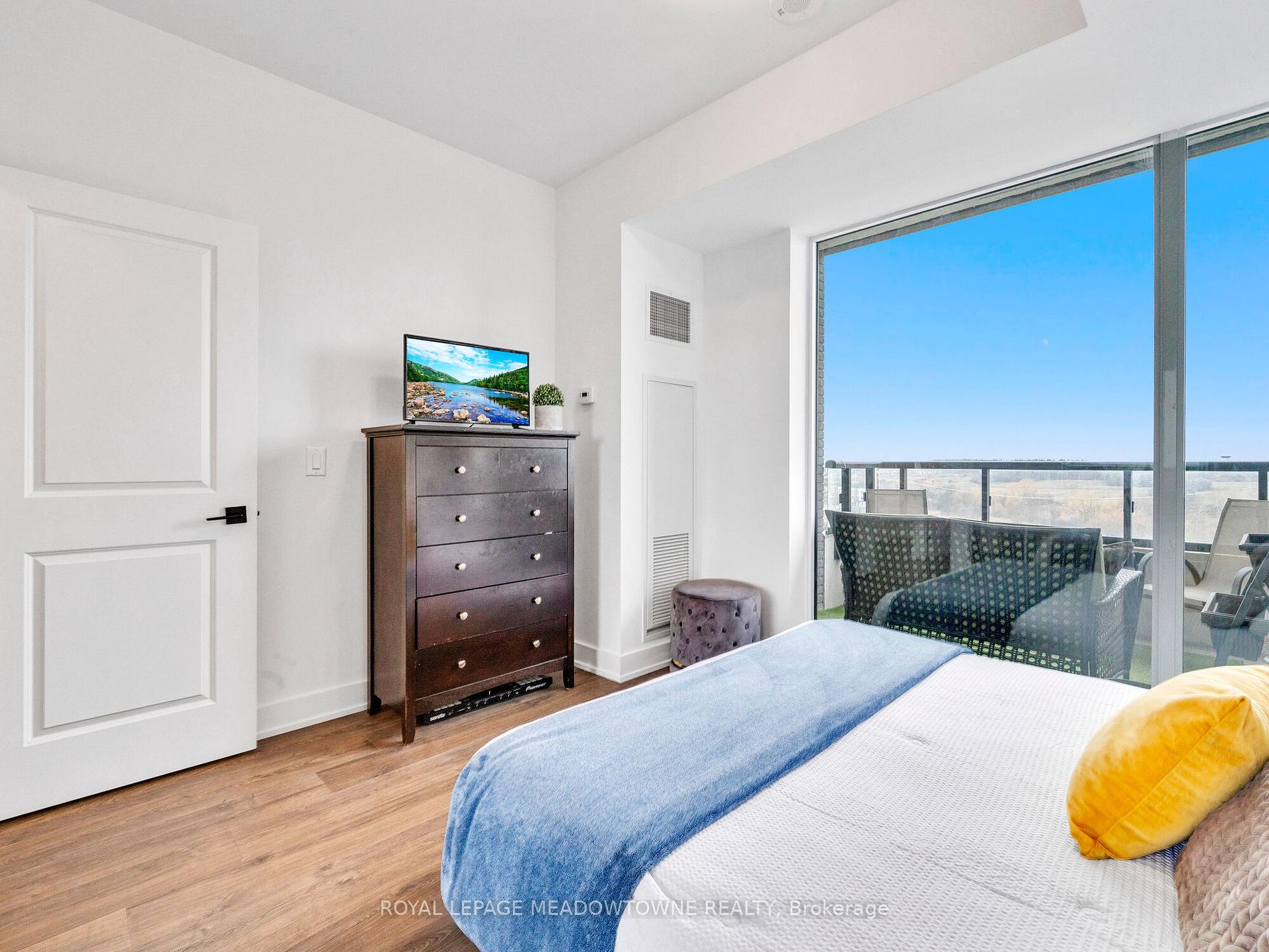 2 Bedrooms Condo at 2489 Taunton, Oakville For sale