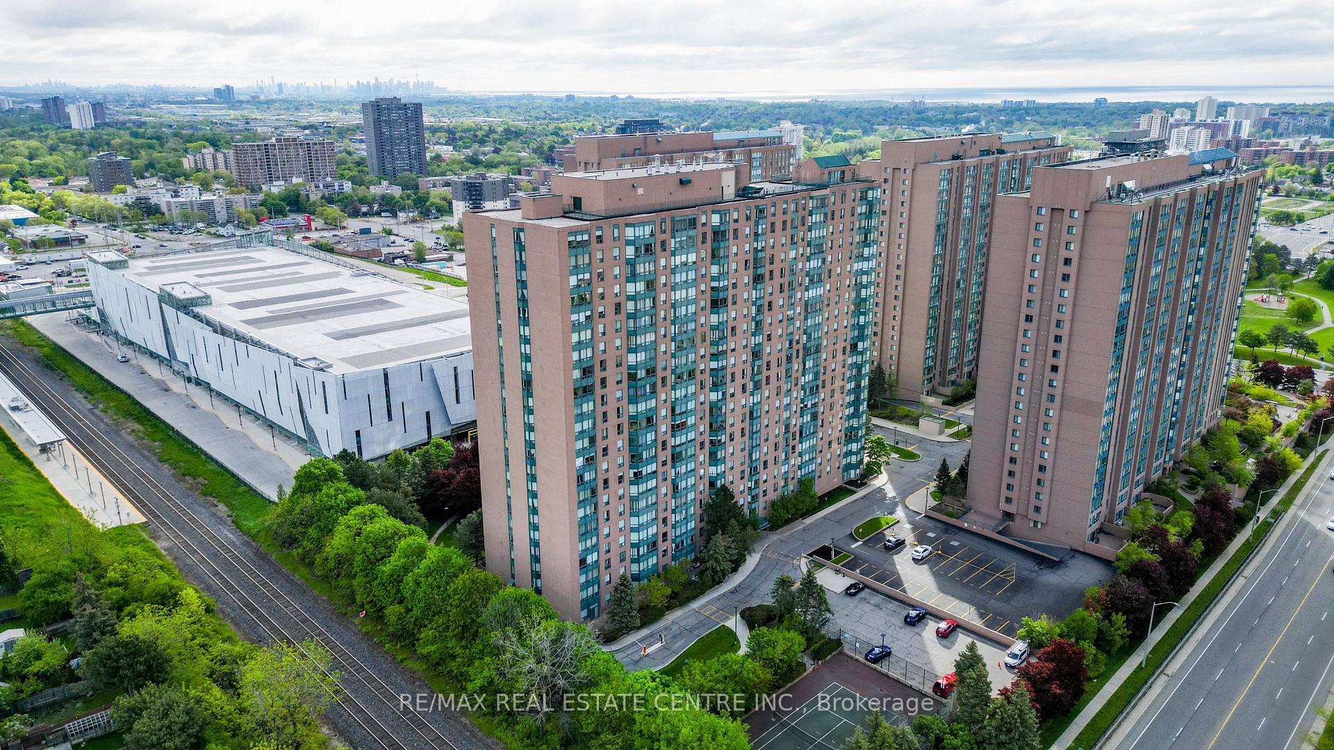 2 Bedrooms Condo at 135 Hillcrest, Mississauga For sale