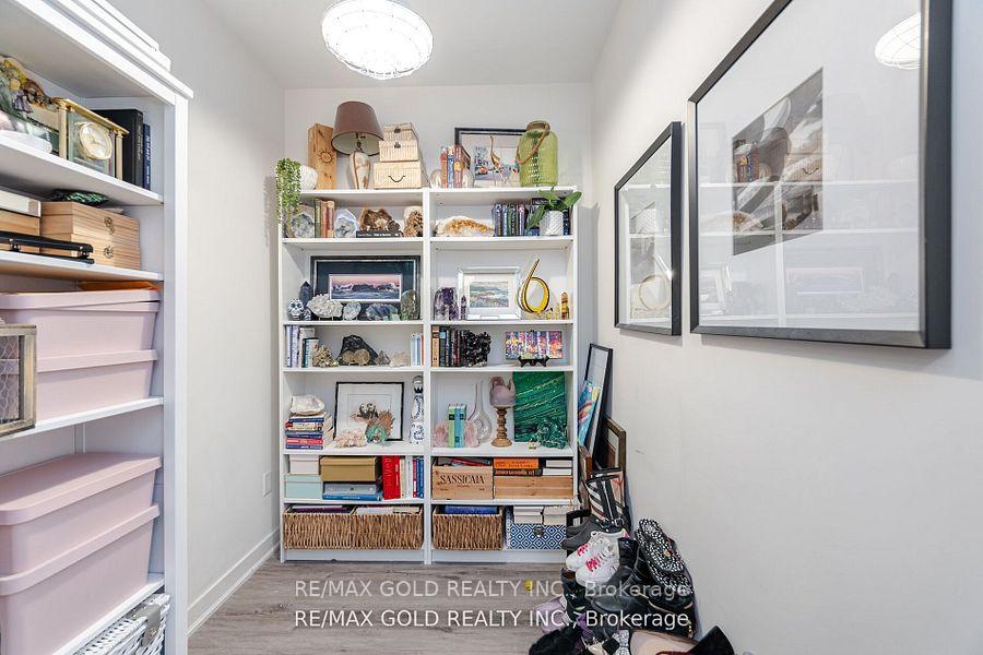 2 Bedrooms Condo at 320 Plains,  Burlington For sale