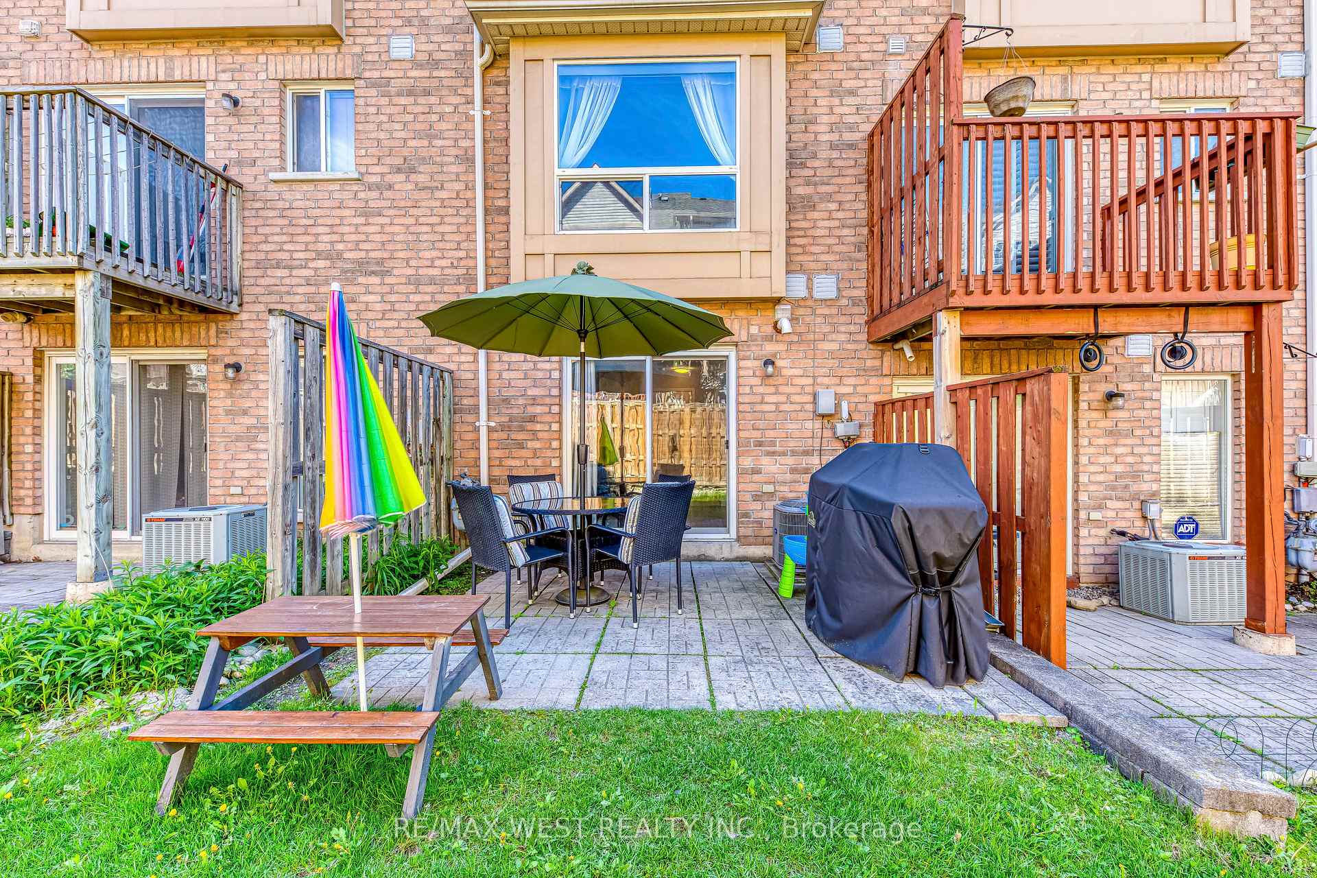 3 Bedrooms Condo at 50 Strathaven, Mississauga For sale