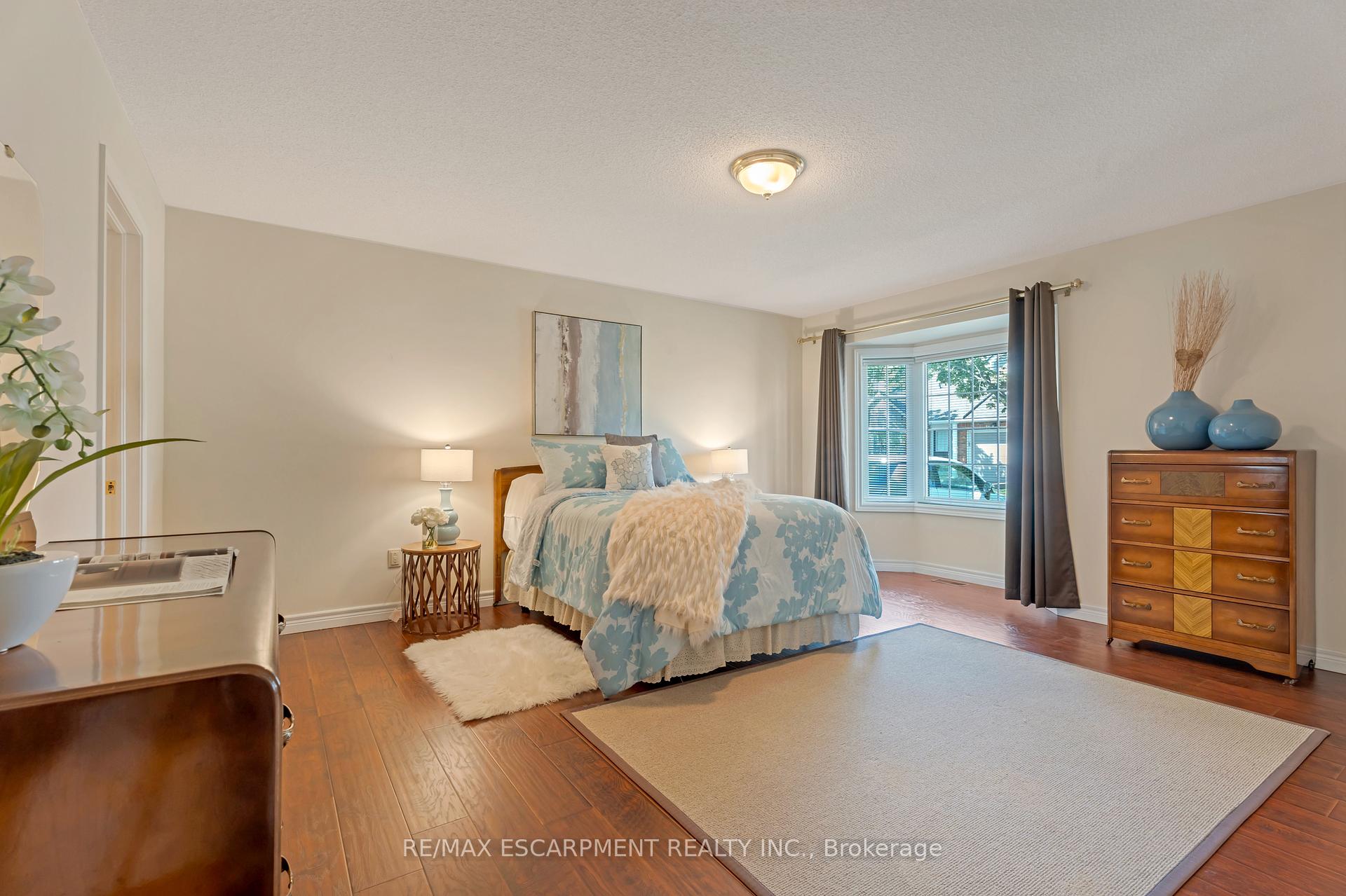 2 Bedrooms Condo at 810 Golf Links, Hamilton For sale