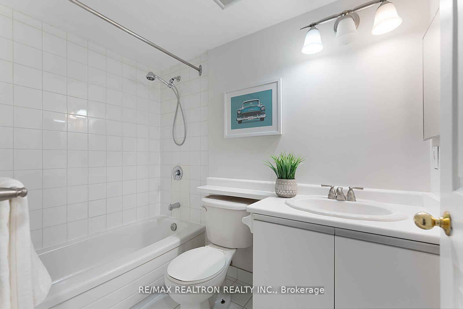 2 Bedrooms Condo at 110 Promenade, Vaughan For sale