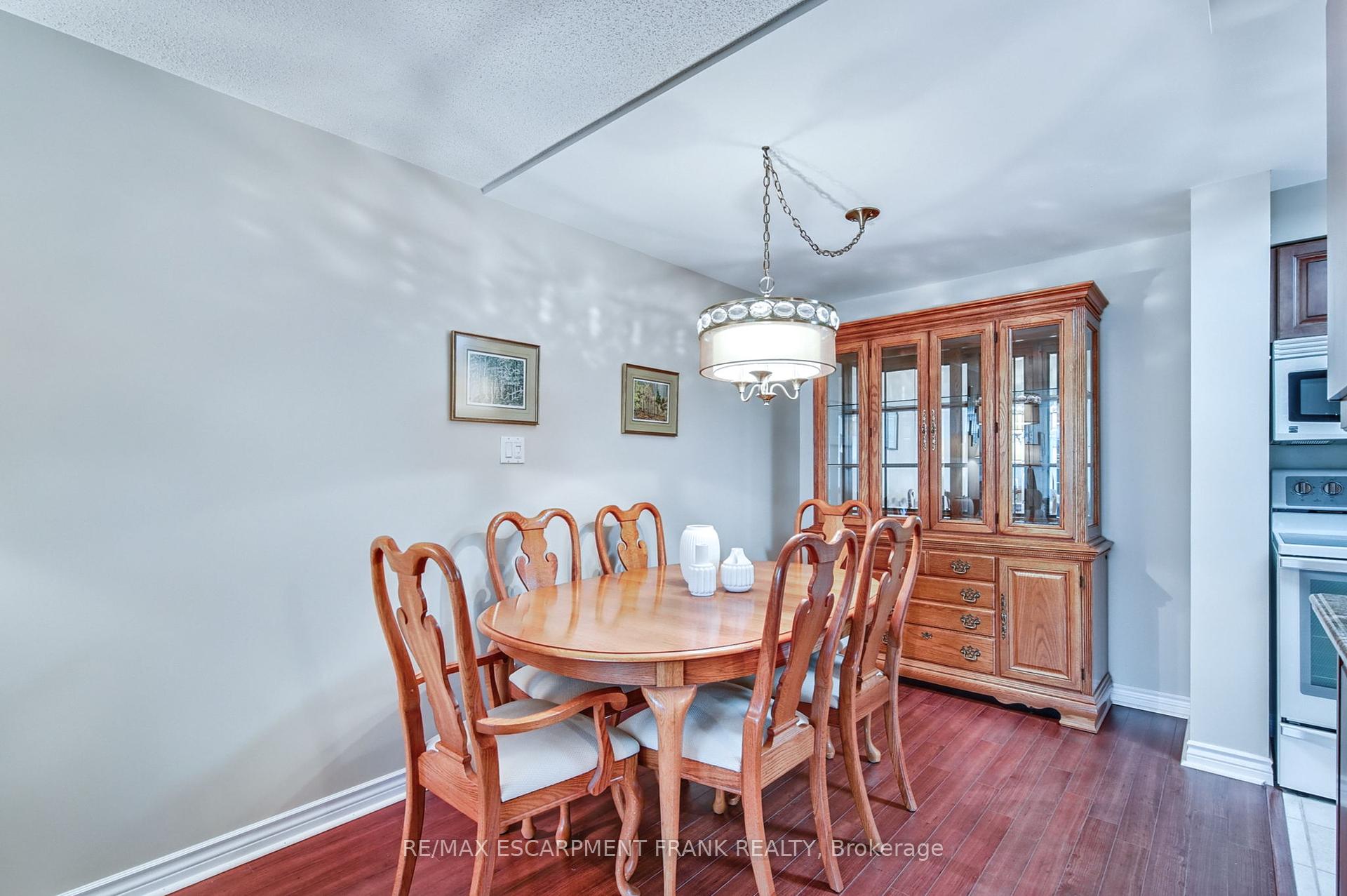 2 Bedrooms Condo at 970 Golf Links,  Hamilton For sale