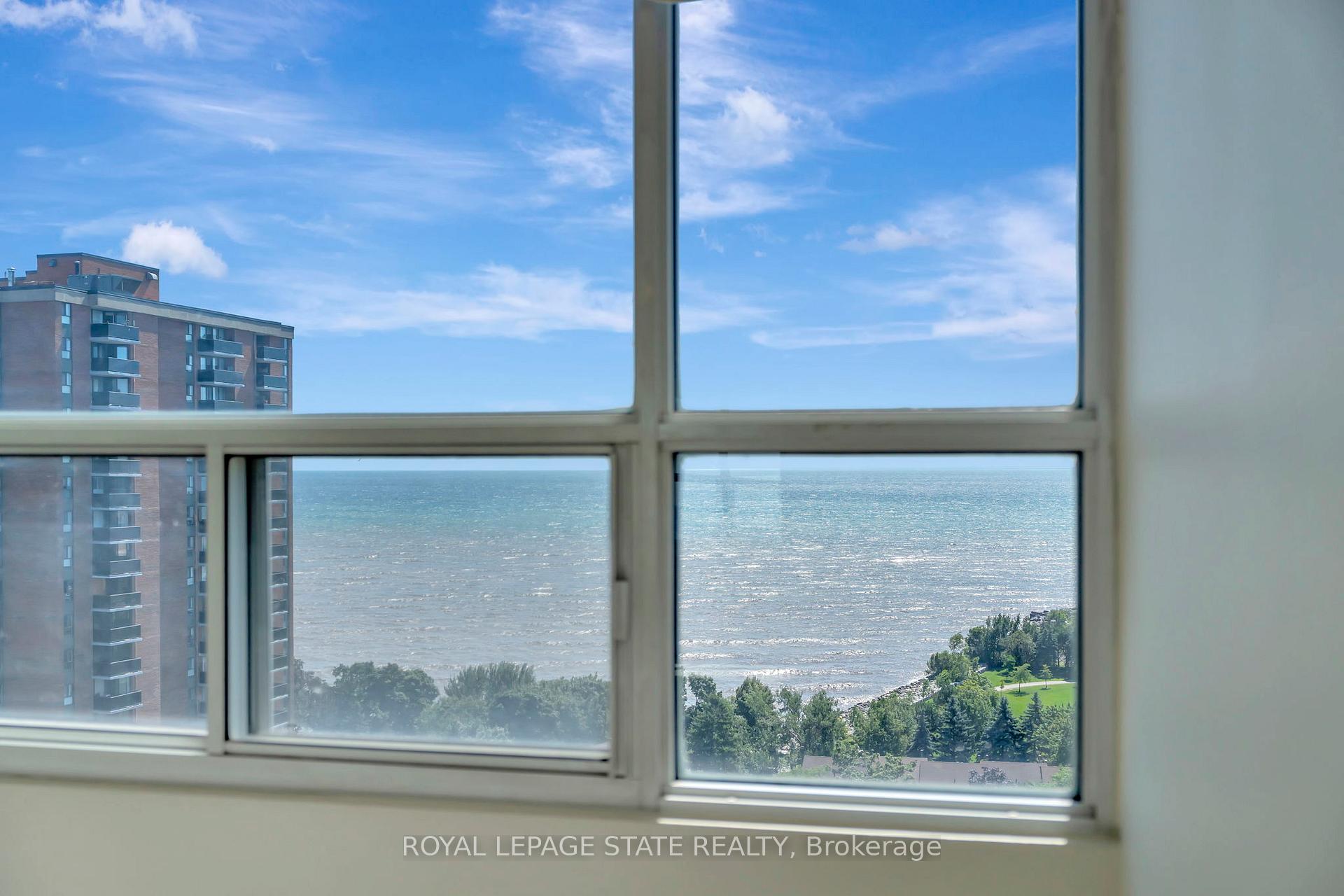 3 Bedrooms Condo at 2263 Marine, Oakville For sale