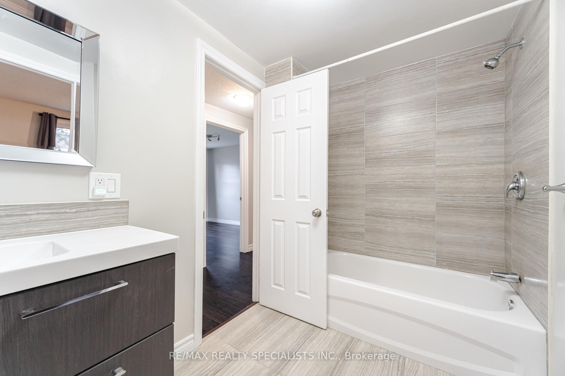 3 Bedrooms Condo at 2440 Bromsgrove, Mississauga For sale