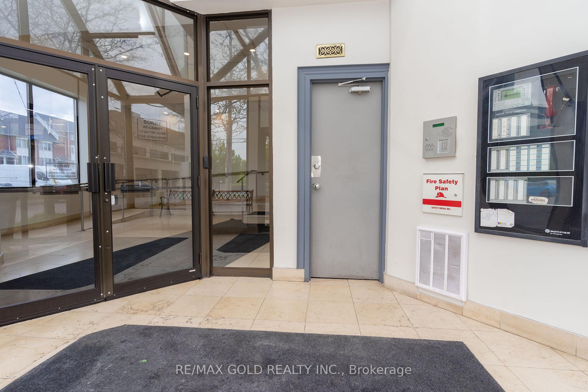 3 Bedrooms Condo at 25 Agnes, Mississauga For sale