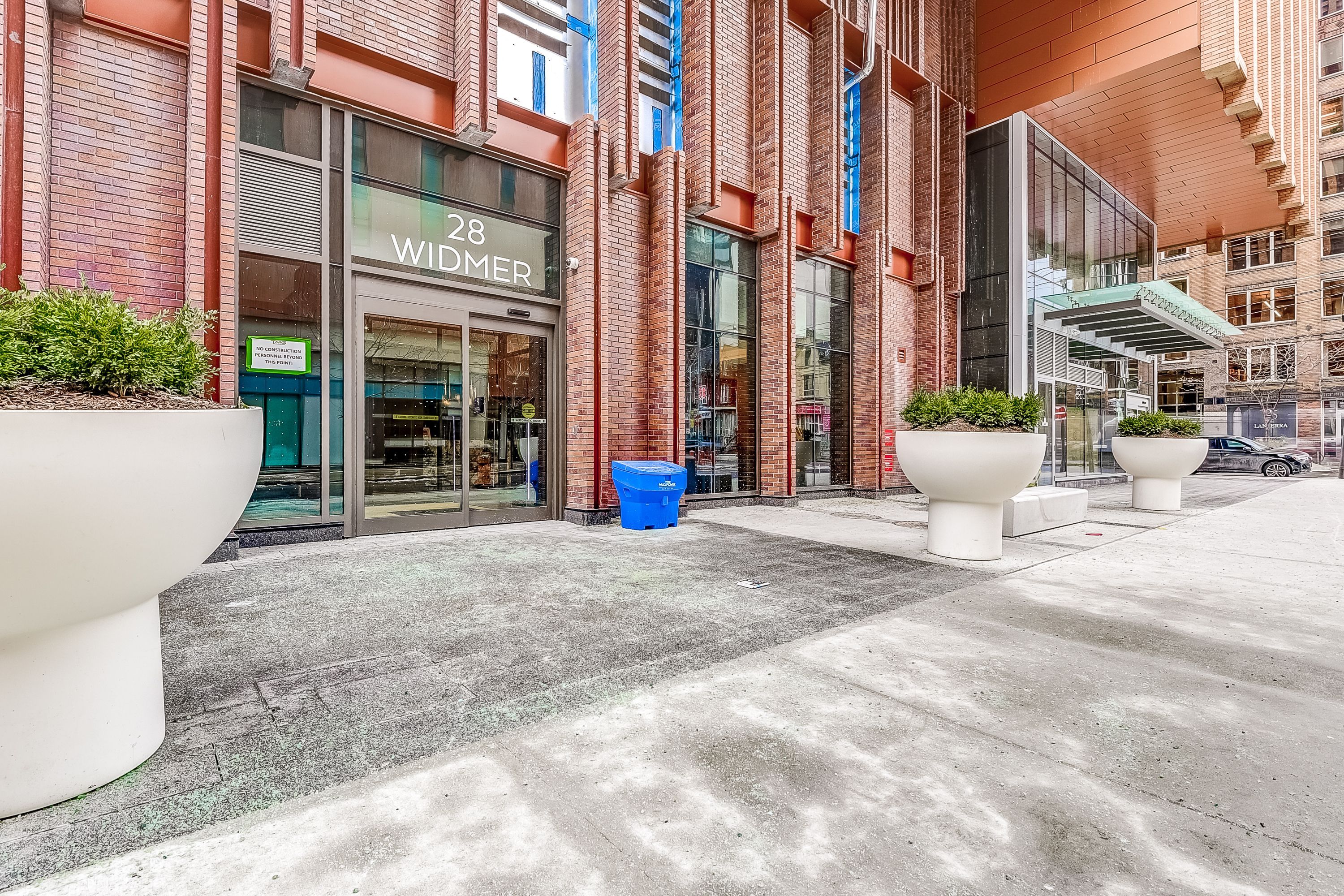 28 Widmer 3429 Street Toronto C01 Ontario M5V 0T2