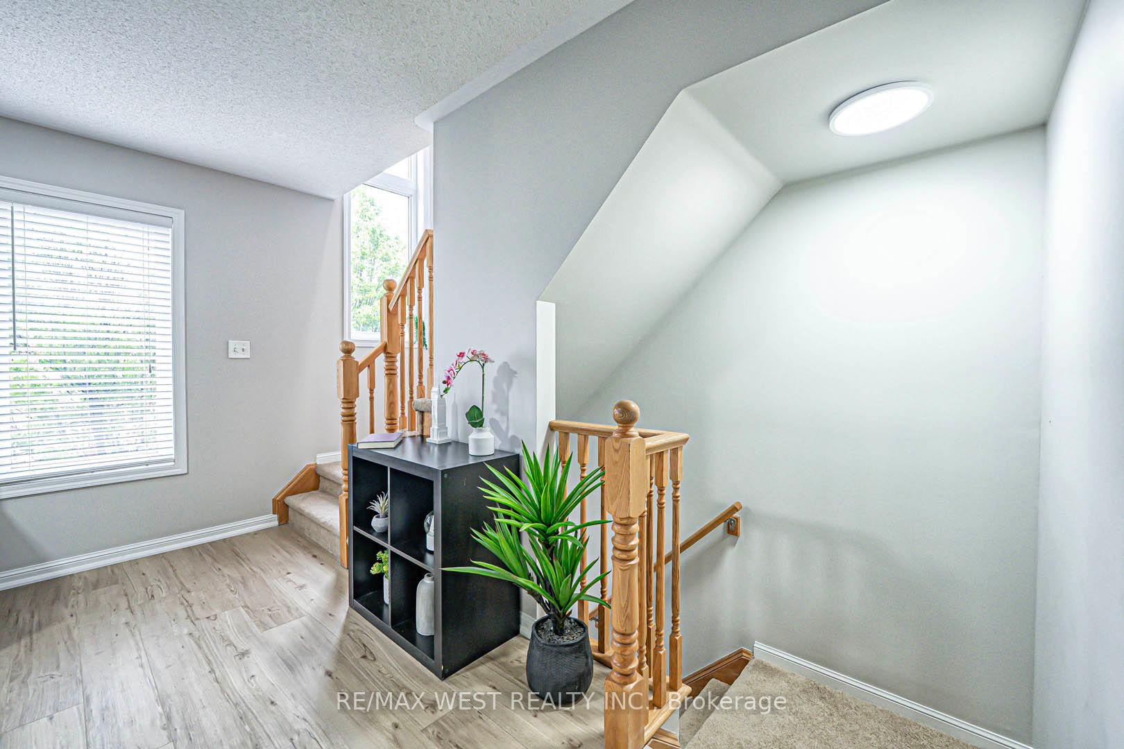 3 Bedrooms Condo at 3050 Rotary, Burlington For sale