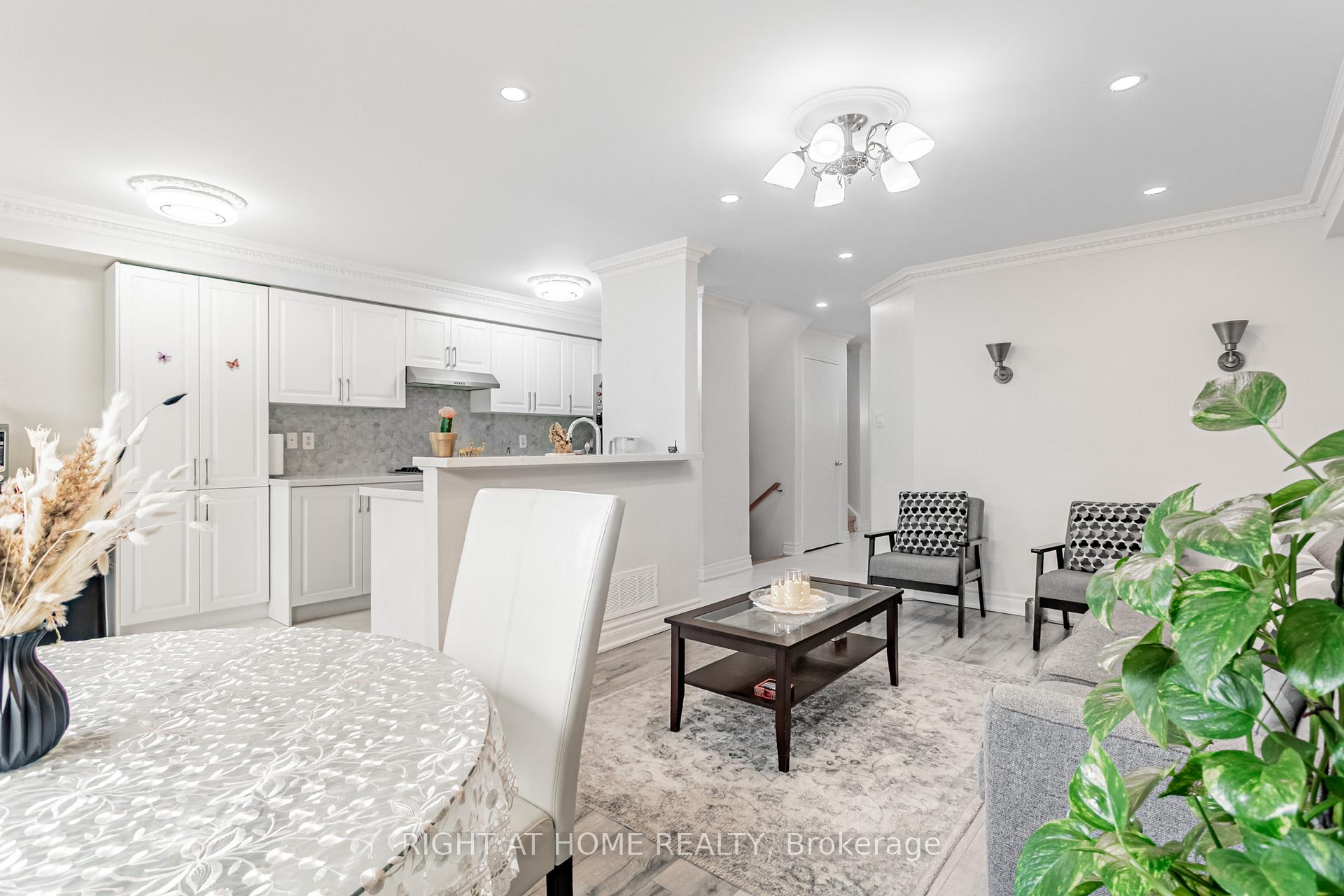 4 Bedrooms Condo at 5223 Fairford, Mississauga For sale