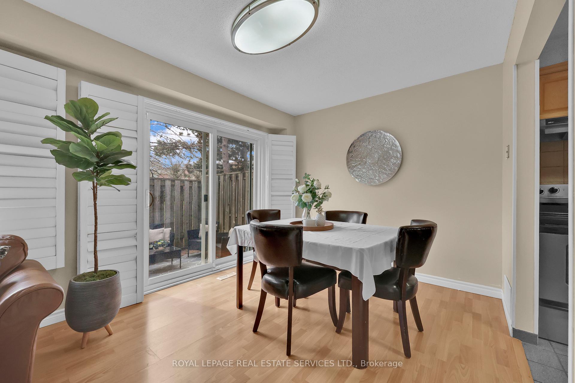 3 Bedrooms Condo at 3125 Fifth, Mississauga For sale