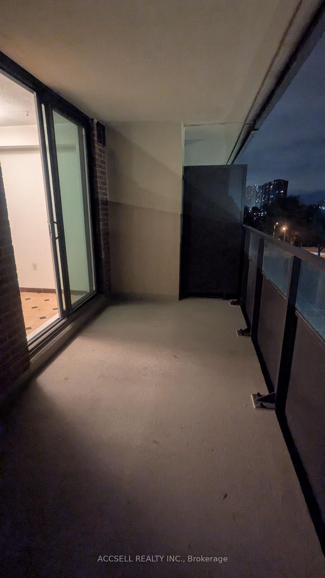 3 Bedrooms Condo at 15 La Rose, Toronto For sale