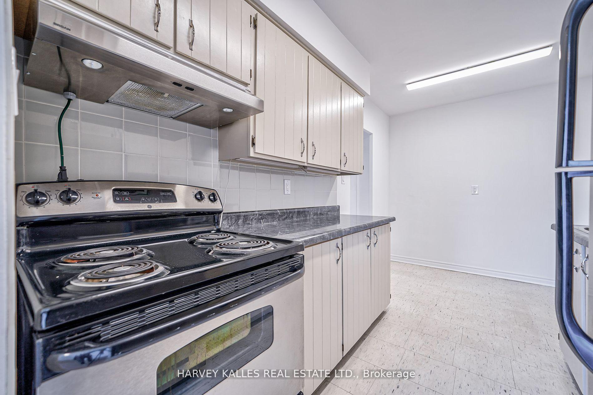 2000 Sheppard Avenue W 411