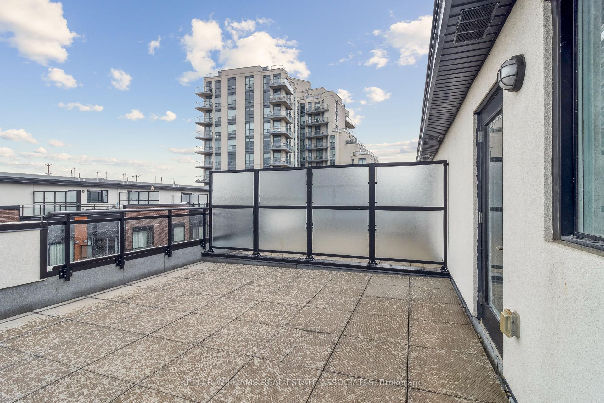 2 Bedrooms Condo at 5289 Highway 7, Vaughan For sale