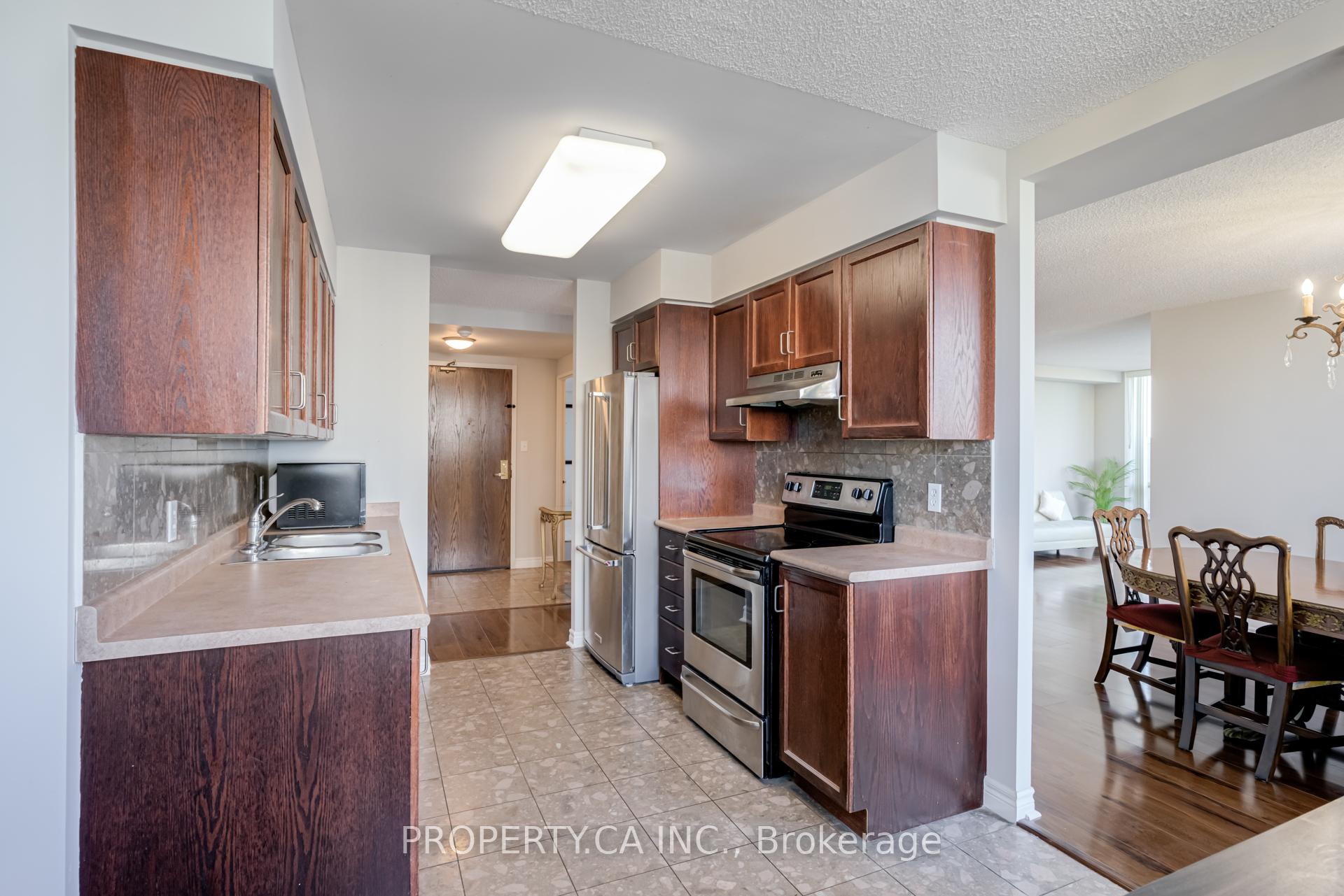 3 Bedrooms Condo at 156 Enfield, Mississauga For sale