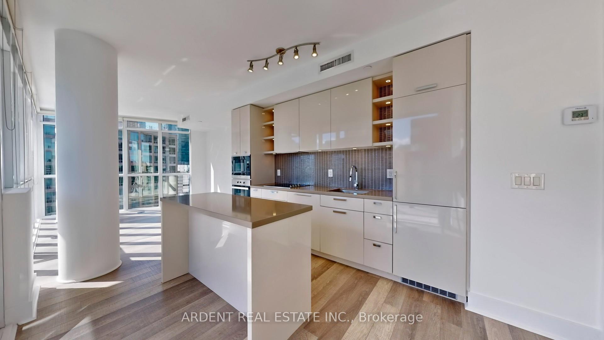 3 Bedrooms Condo at 32 Davenport,  Toronto For sale