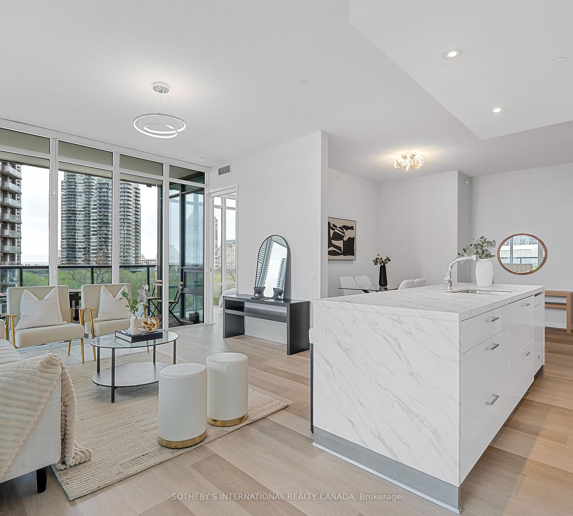 3 Bedrooms Condo at 88 Park Lawn, Toronto For sale