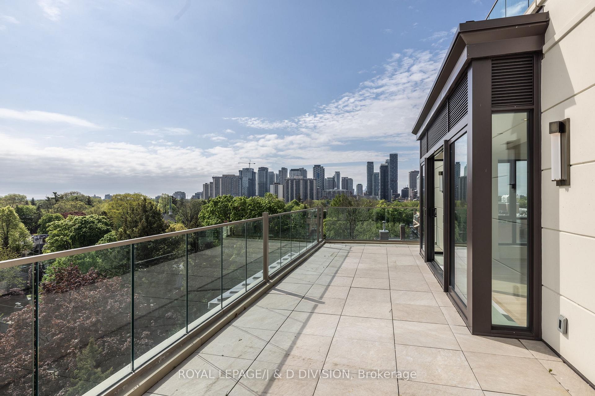 3 Bedrooms Condo at 1 Strathgowan, Toronto For sale
