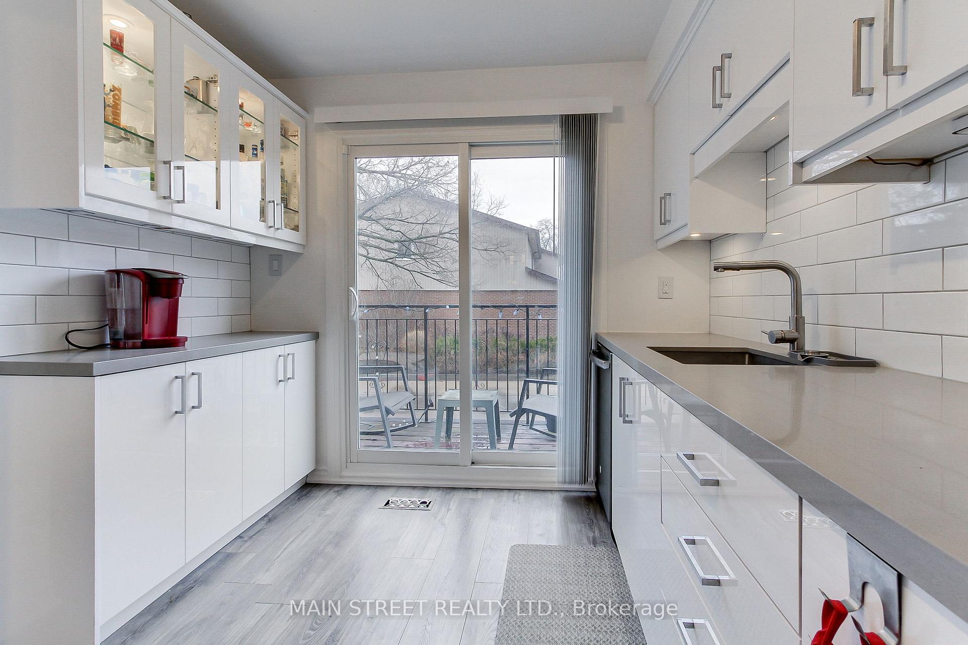 3 Bedrooms Condo at 725 Vermouth,  Mississauga For sale