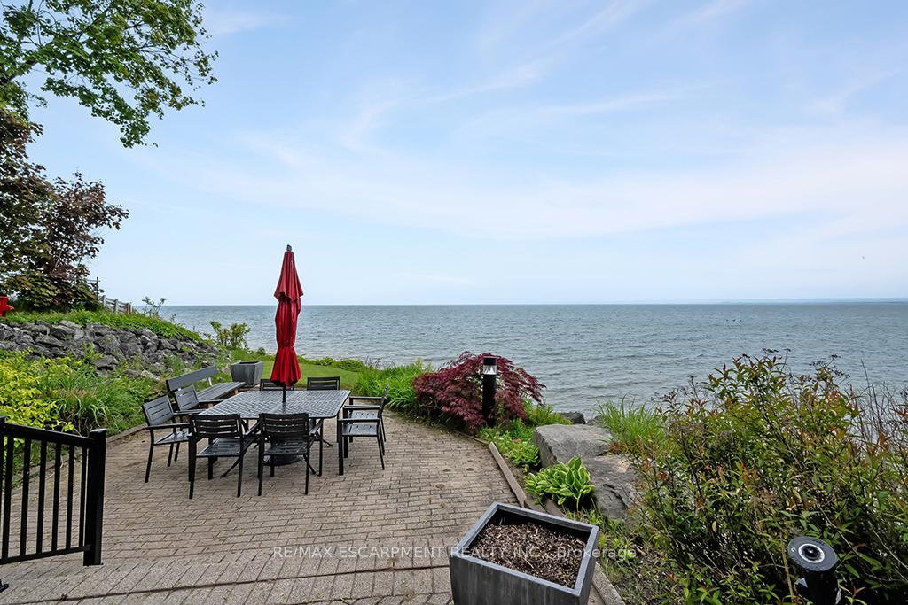 2 Bedrooms Condo at 2220 Lakeshore, Burlington For sale