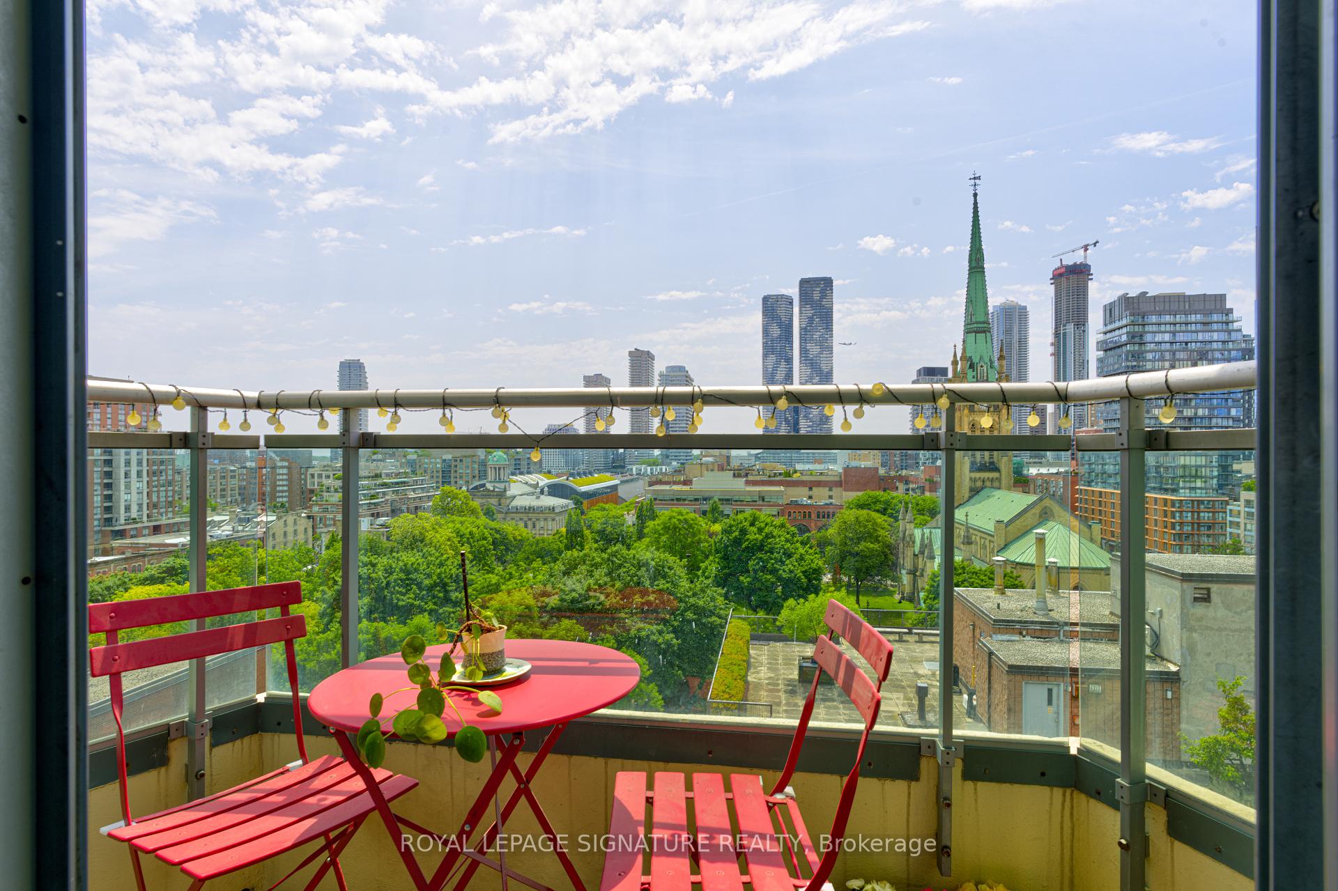 2 Bedrooms Condo at 77 Lombard, Toronto For sale