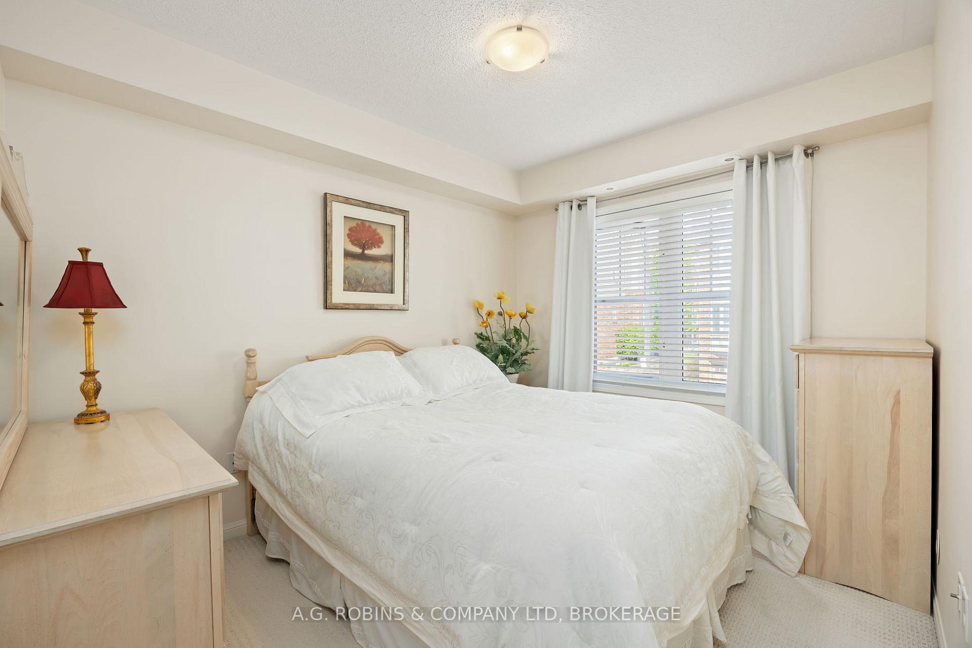 3 Bedrooms Condo at 595 Dundas, Mississauga For sale