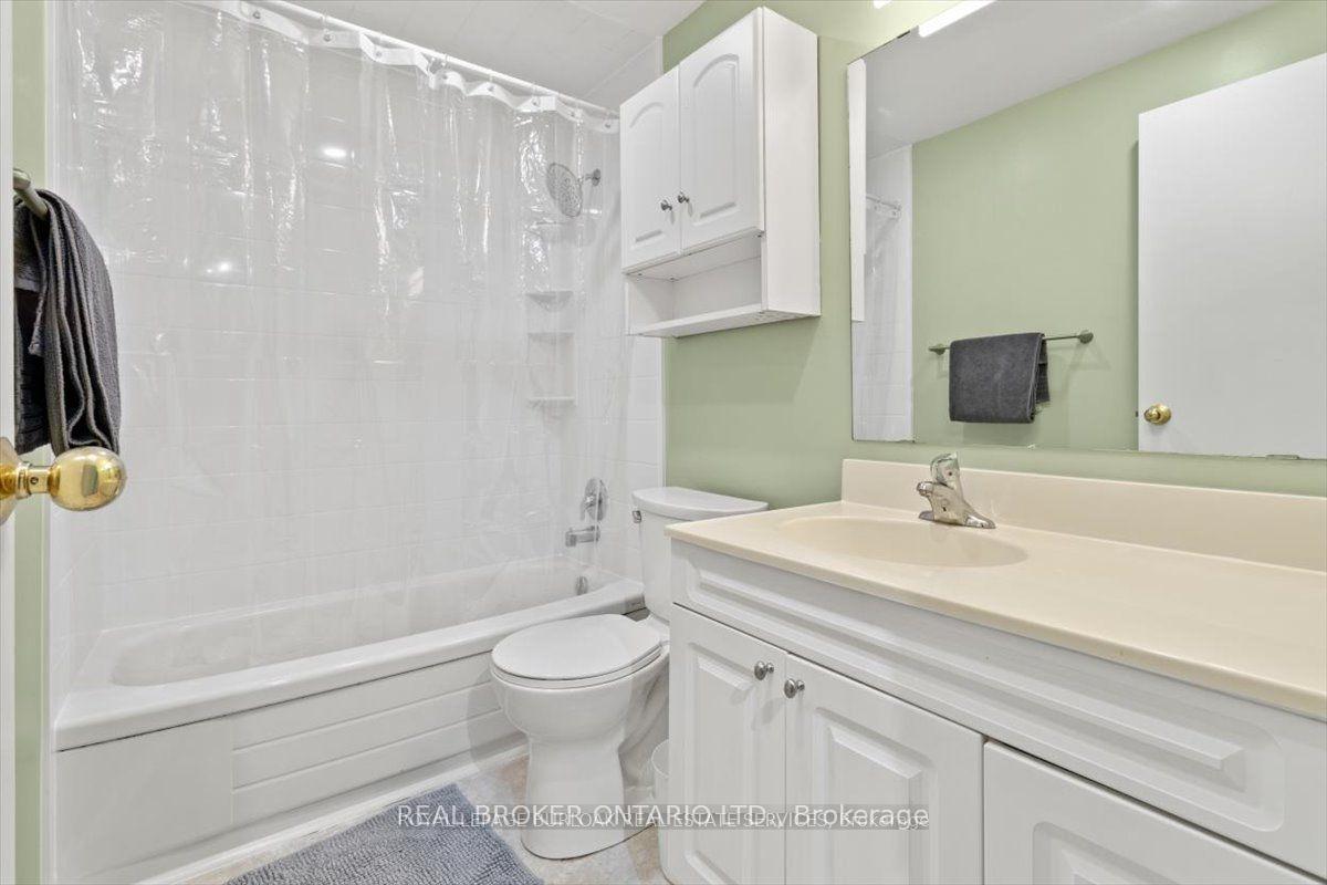 2 Bedrooms Condo at 11 Colmar, Hamilton For sale