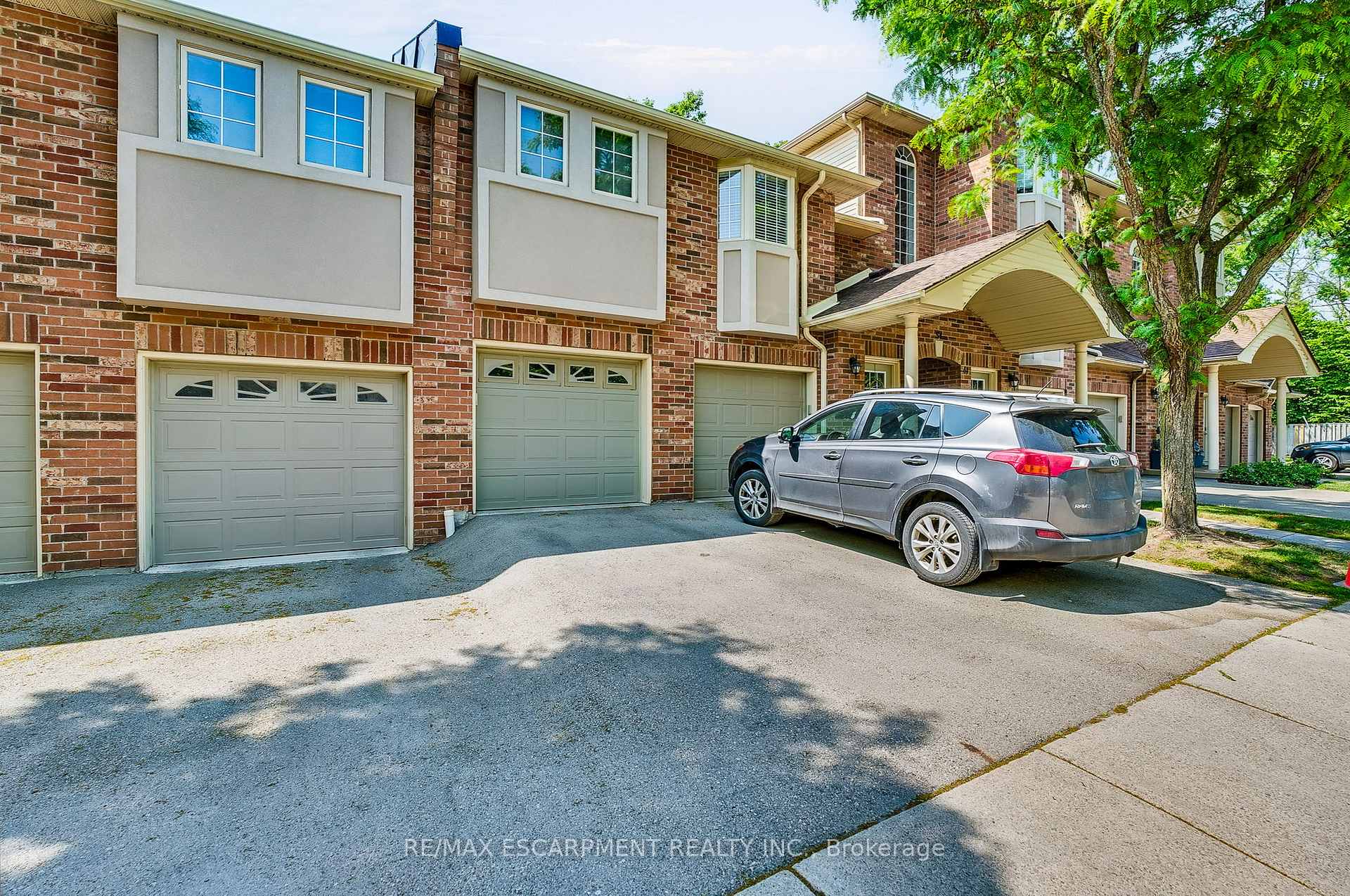 2 Bedrooms Condo at 4045 UPPER MIDDLE, Burlington For sale