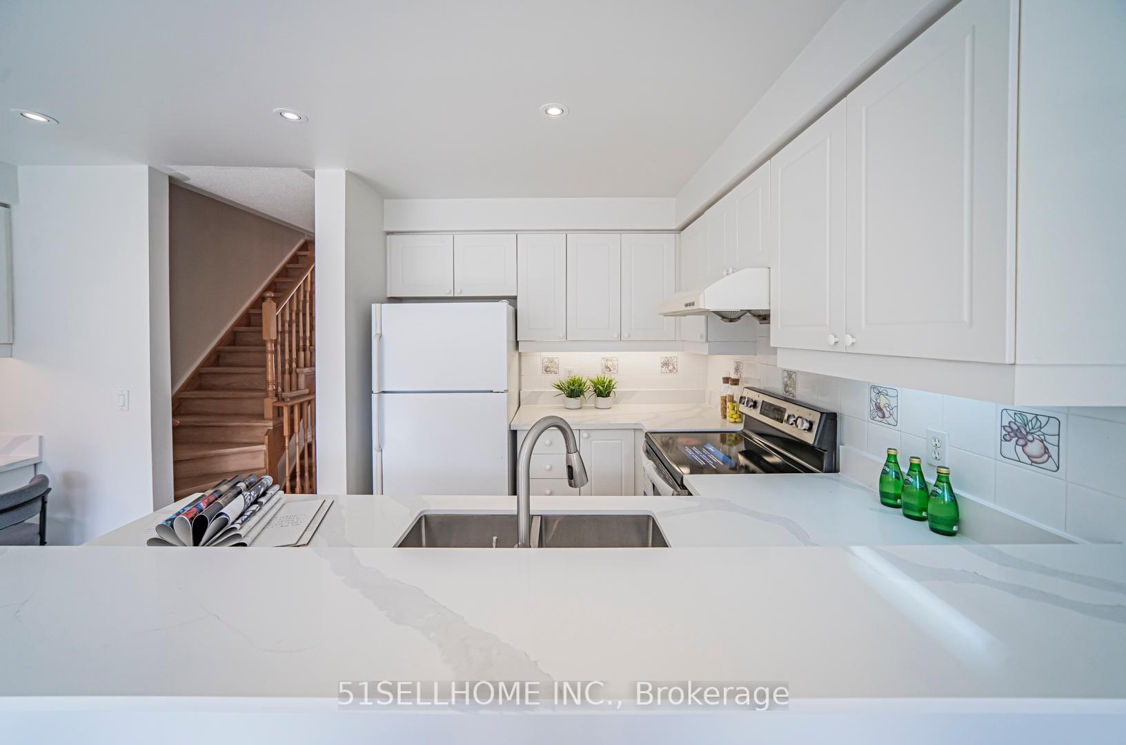 4 Bedrooms Condo at 858 Scollard,  Mississauga For sale