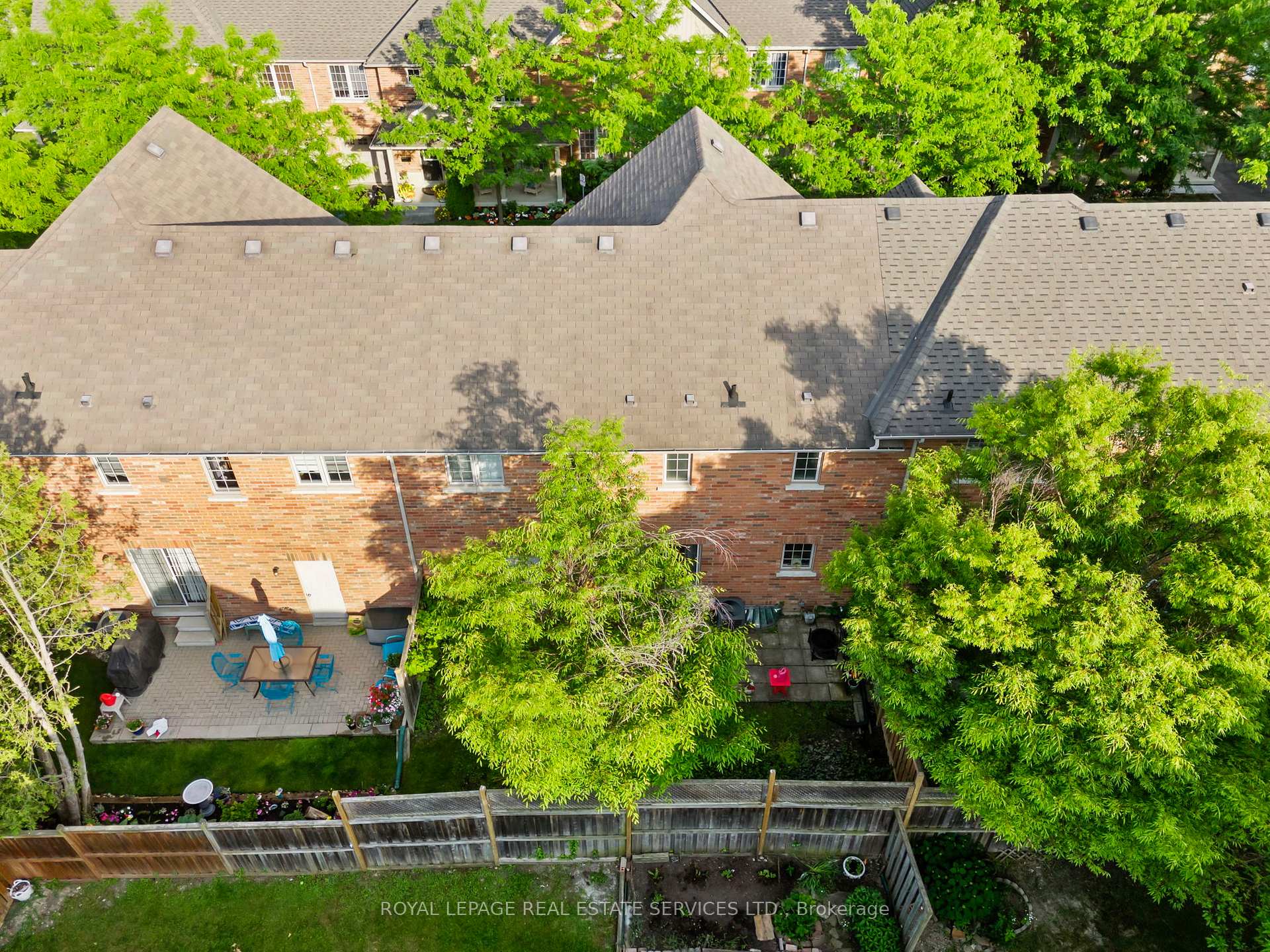 3 Bedrooms Condo at 3040 Fifth, Mississauga For sale