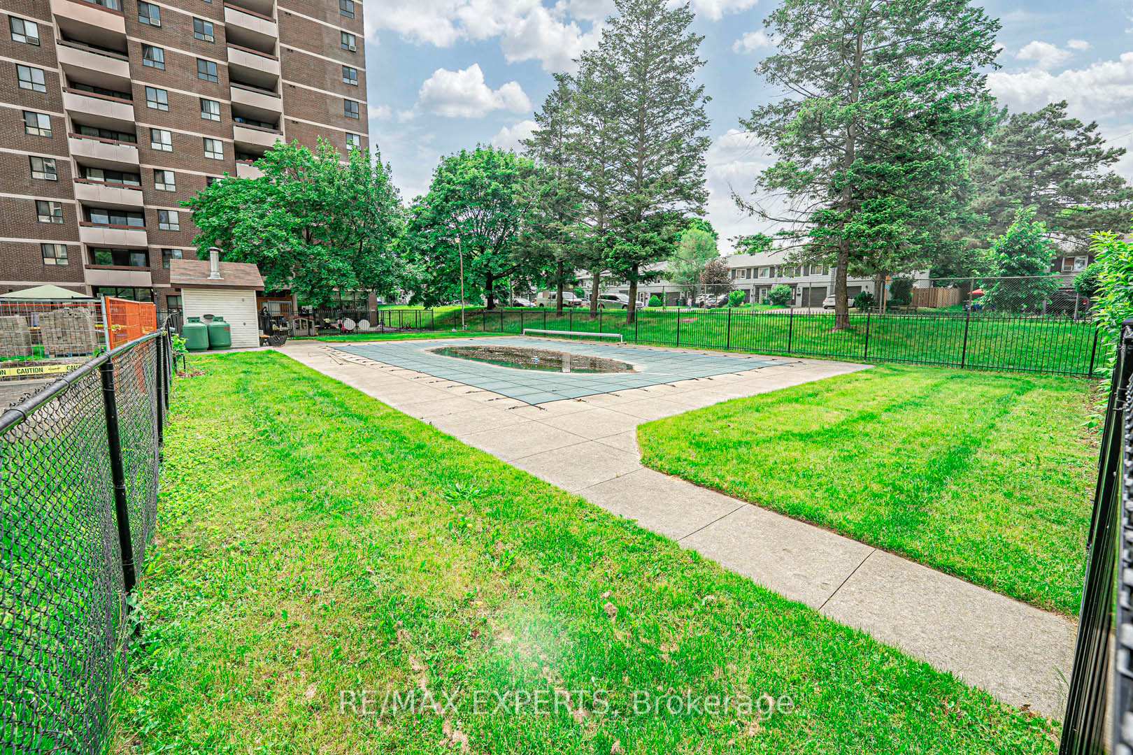 3 Bedrooms Condo at 1625 Bloor, Mississauga For sale