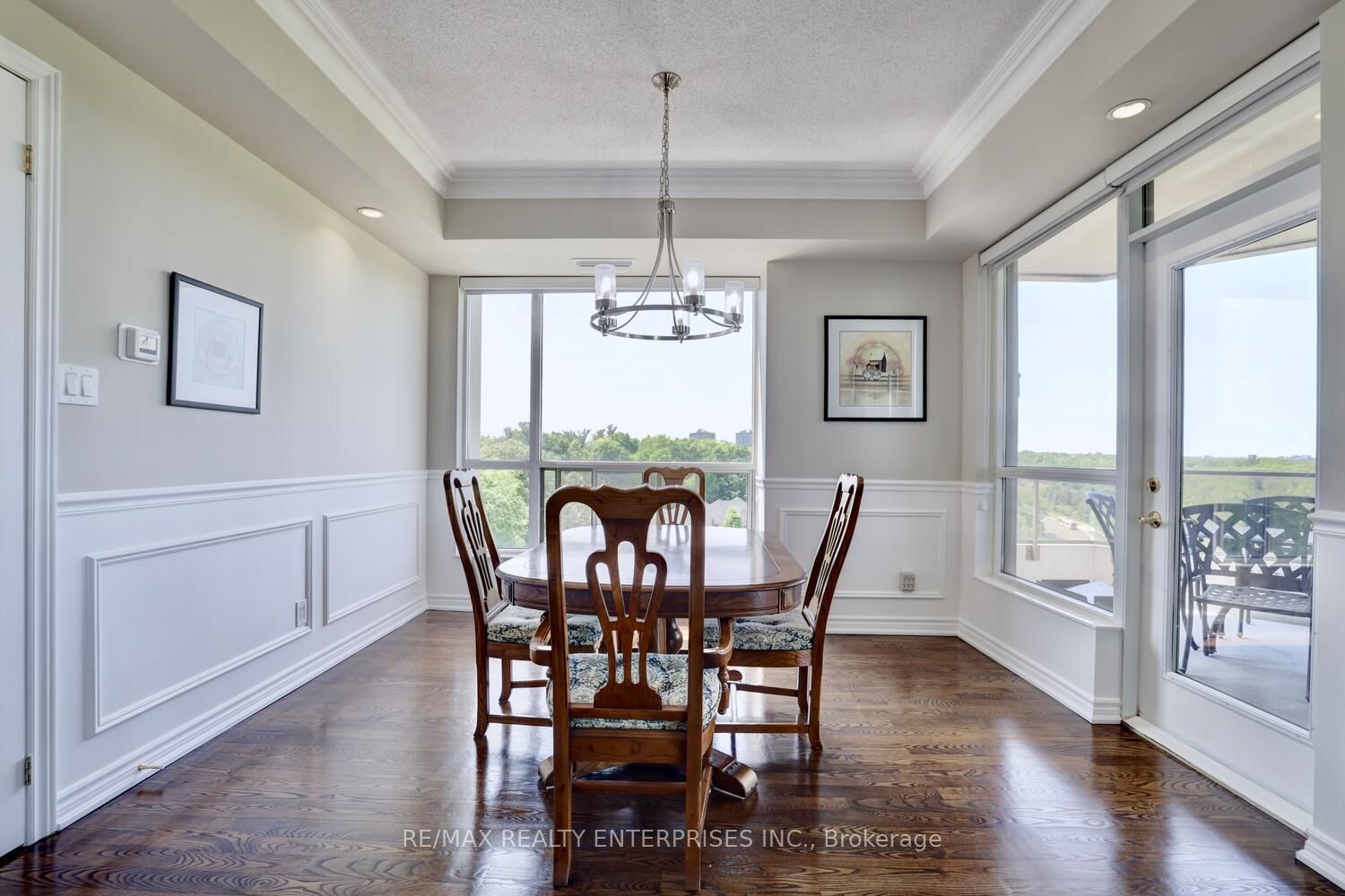 3 Bedrooms Condo at 1900 The Collegeway, Mississauga For sale
