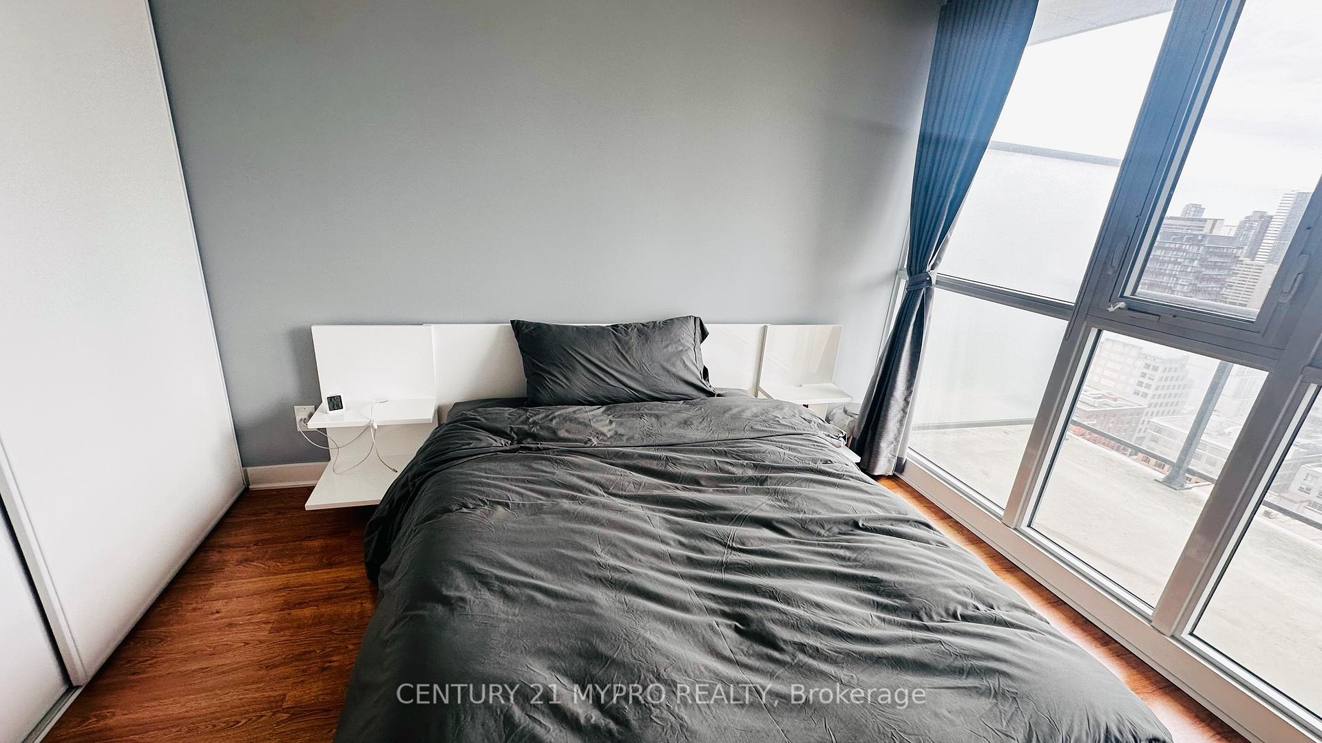 2 Bedrooms Condo at 290 Adelaide,  Toronto For sale