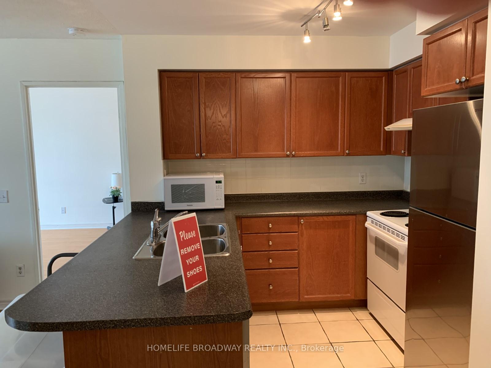 3 Bedrooms Condo at 18 Parkview,  Toronto For sale