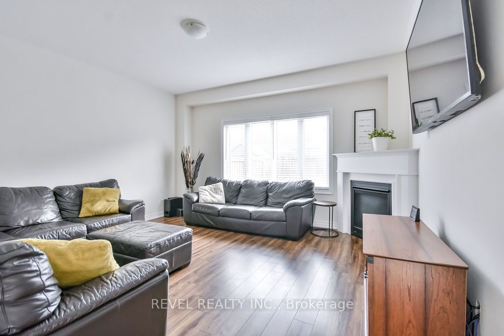 55 Tyndall Drive, Bradford West Gwillimbury, ON L3Z 4G7