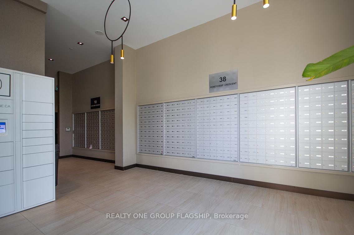2 Bedrooms Condo at 38 Honeycrisp, Vaughan For sale
