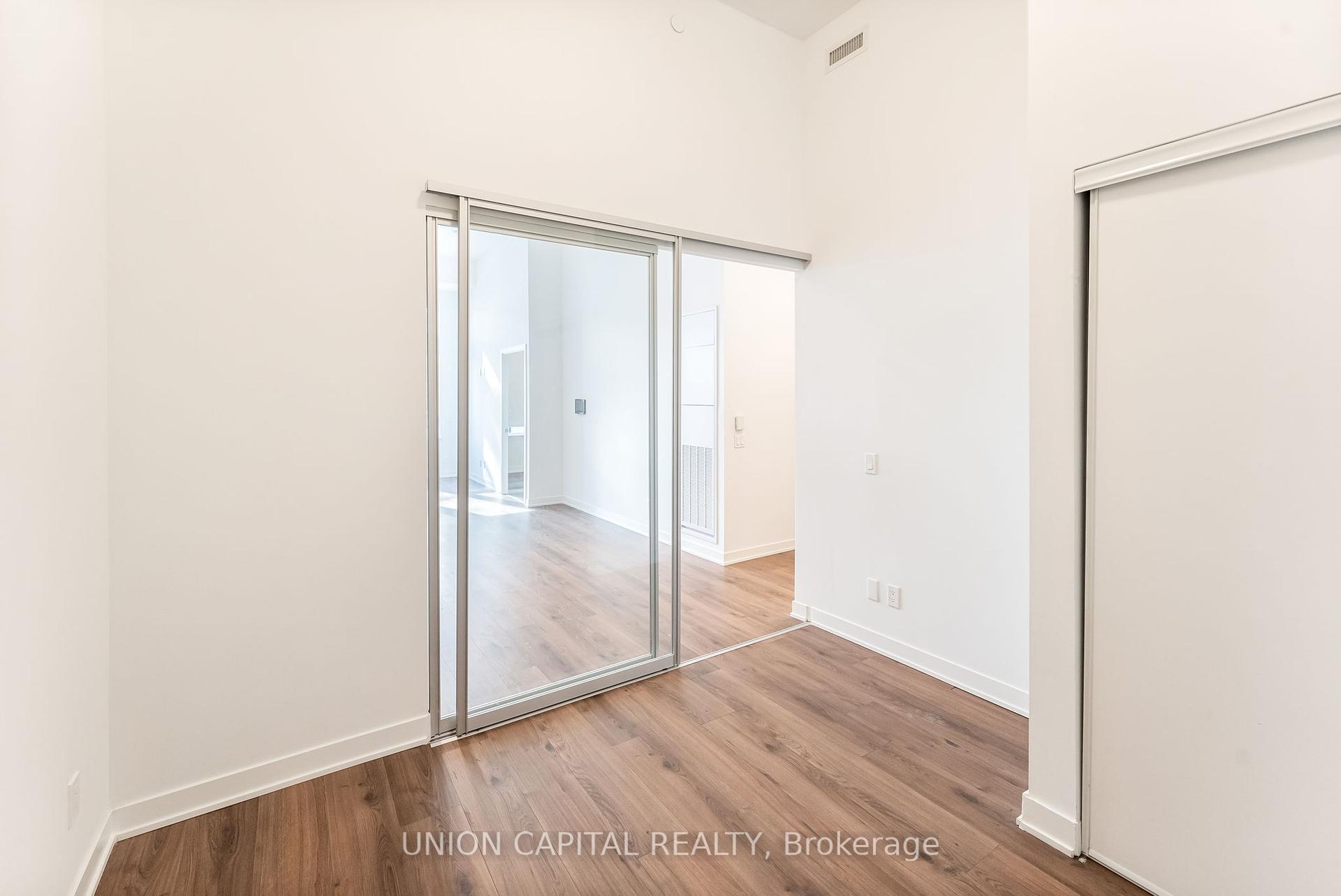 2 Bedrooms Condo at 405 Dundas, Oakville For sale