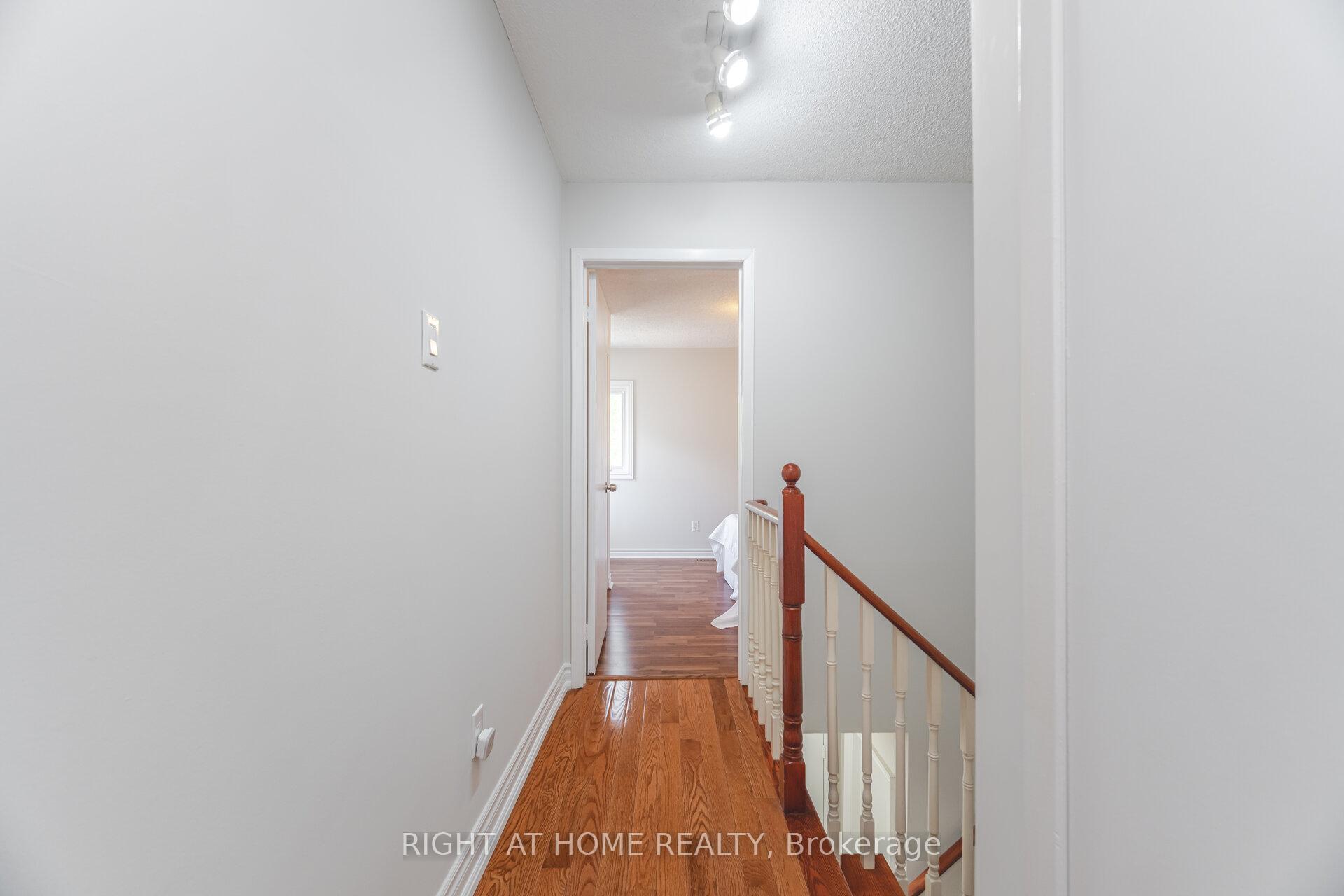 3 Bedrooms Condo at 3600 Colonial, Mississauga For sale