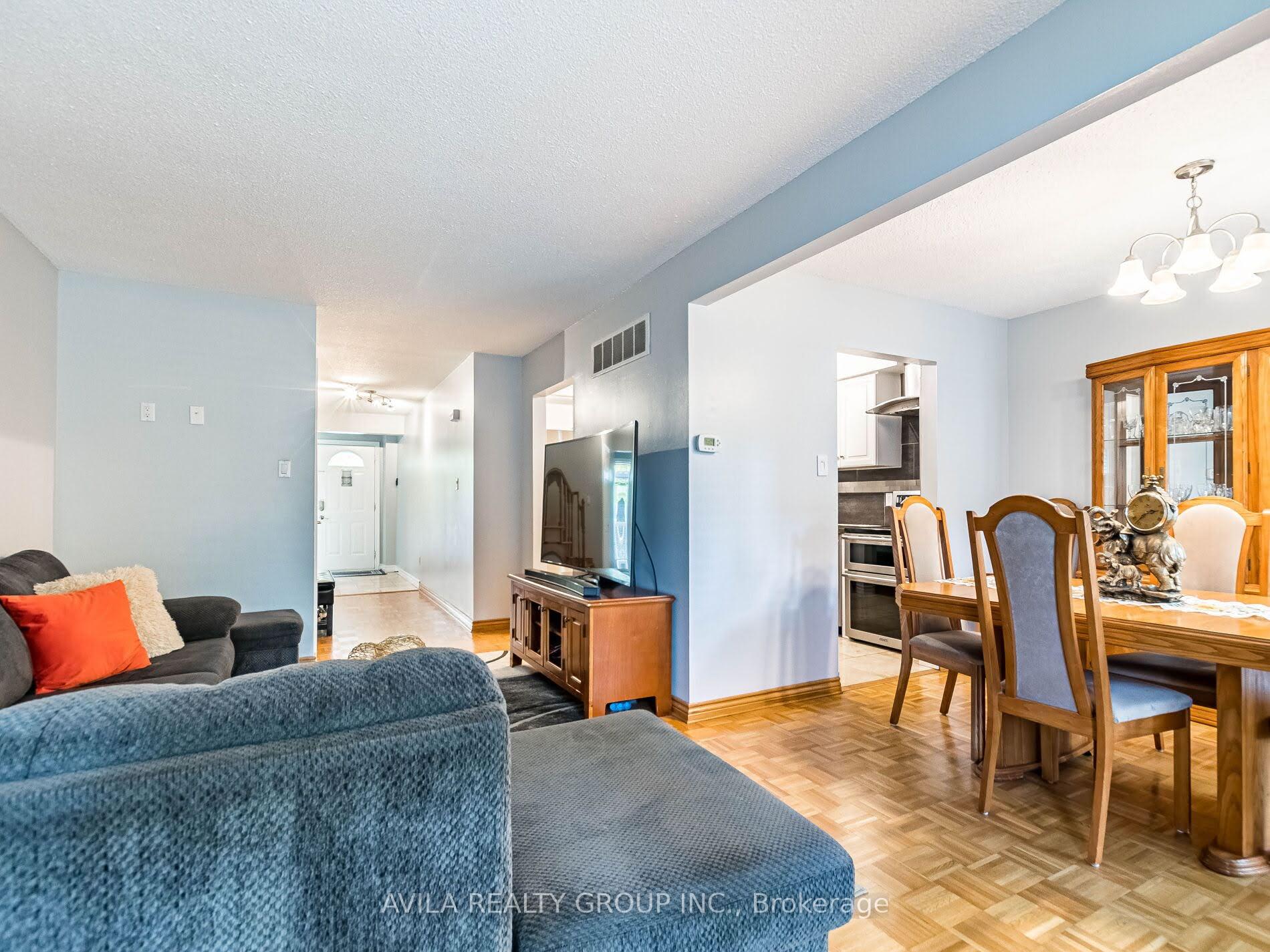 4 Bedrooms Condo at 750 Burnhamthorpe, Mississauga For sale