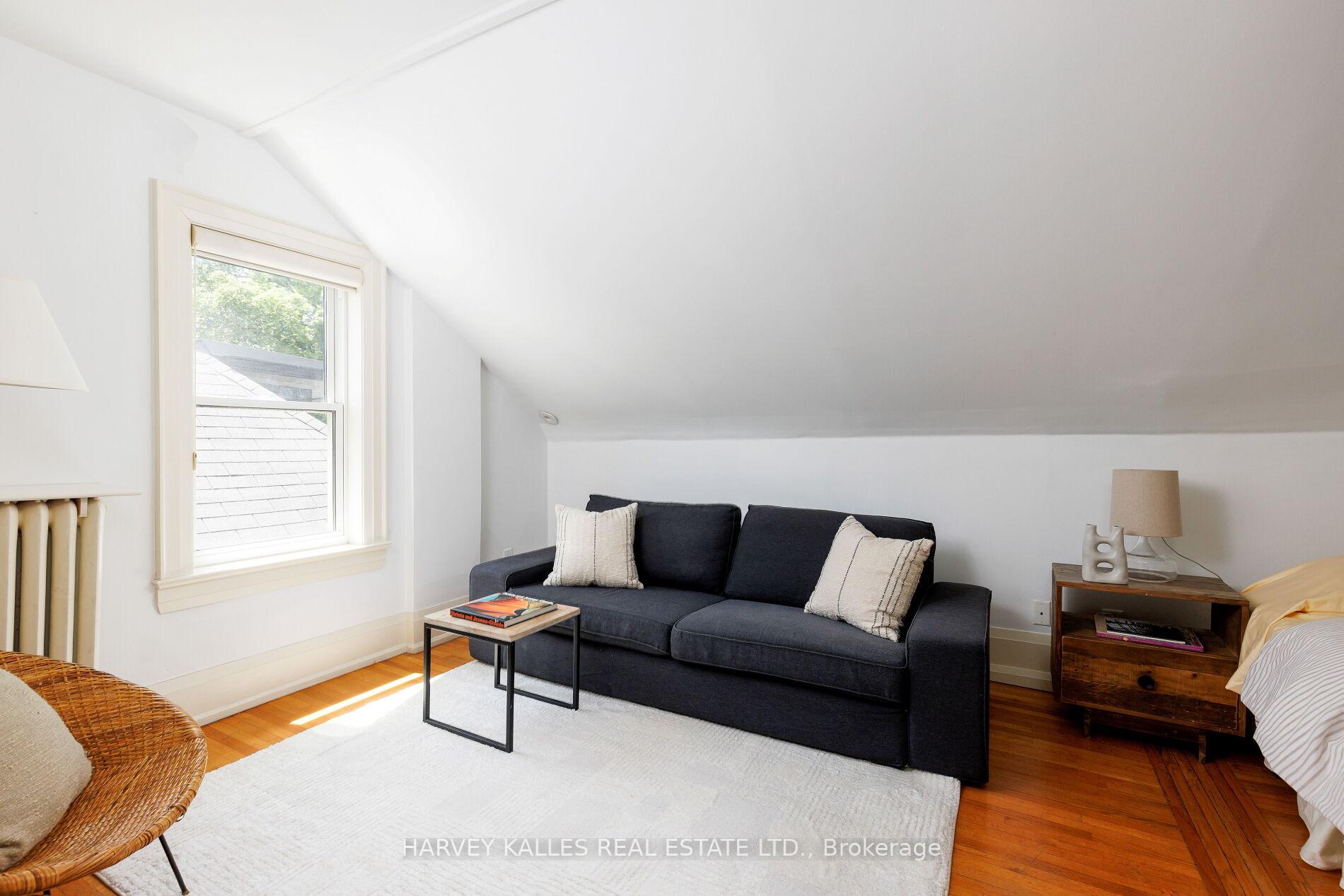 8 Edgewood Crescent