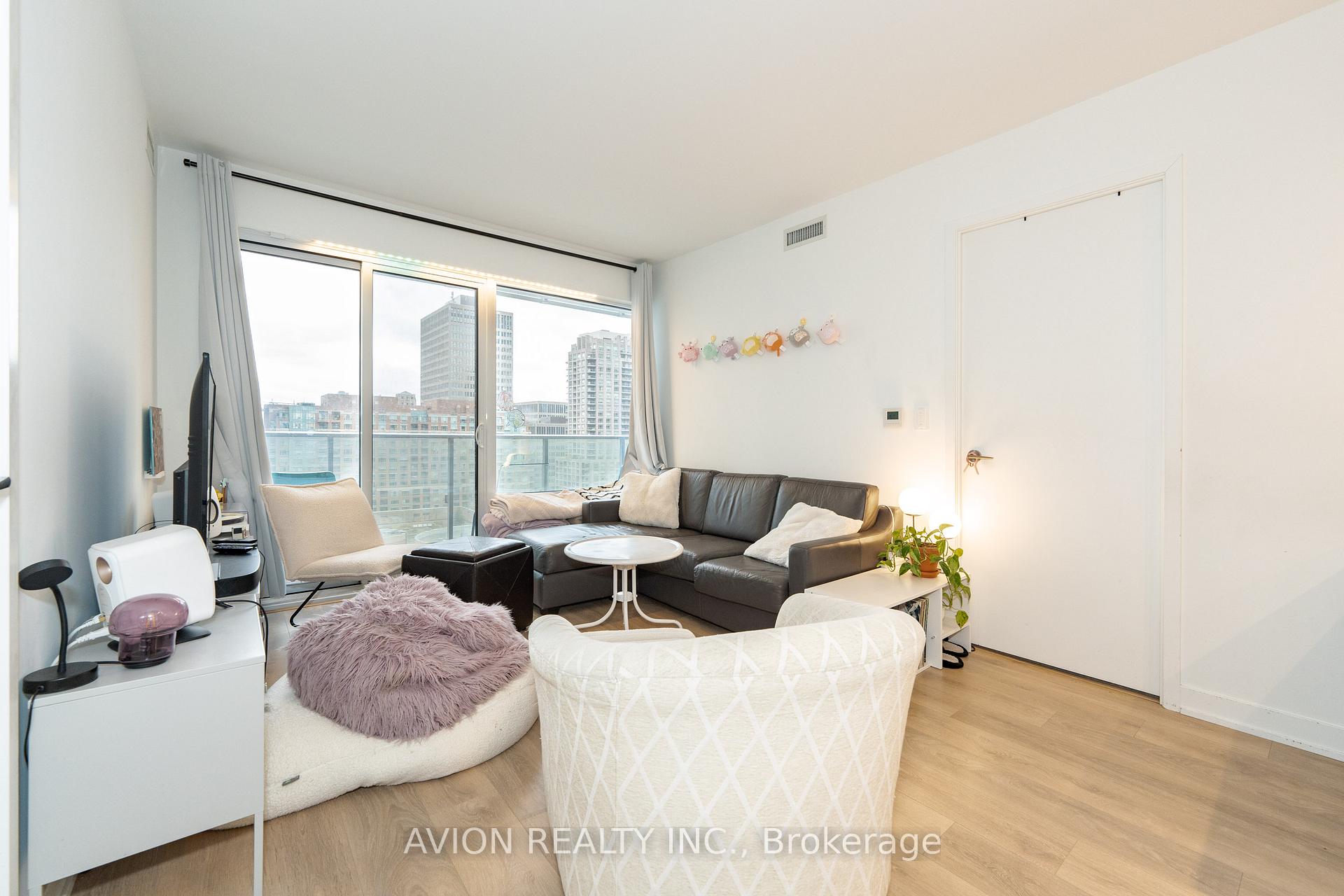 3 Bedrooms Condo at 501 yonge, Toronto For sale